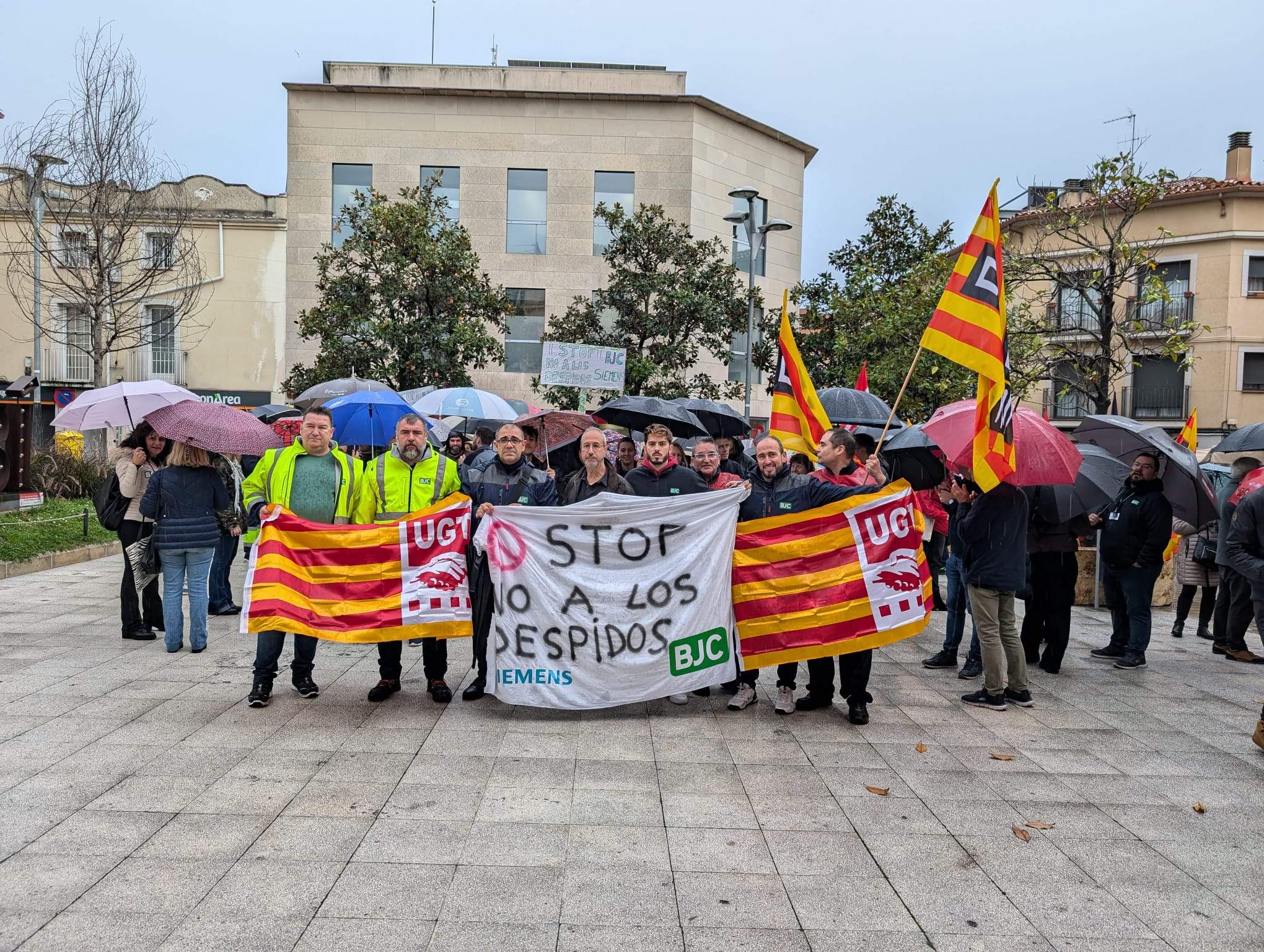 Treballadors de BJC es manifesten per aturar un ERO que afecta 34 llocs de treball. FOTO: Estela Luengo Treballadors de BJC es manifesten per aturar un ERO que afecta 34 llocs de treball. FOTO: Estela Luengo