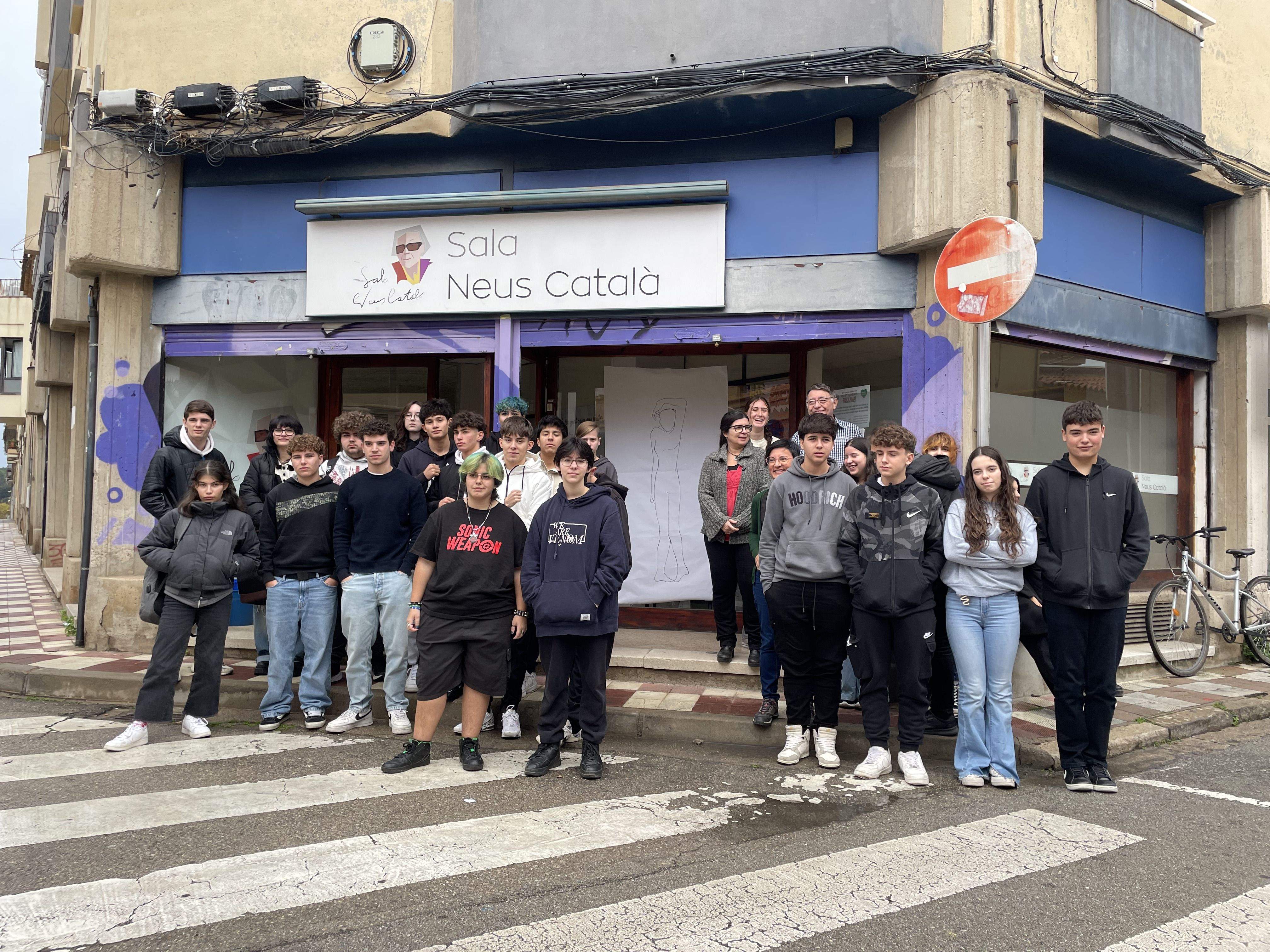 Alumnes de l'EdRa pinten un mural reivindicatiu pel 25N a la Sala Neus Català. FOTO: E.L.