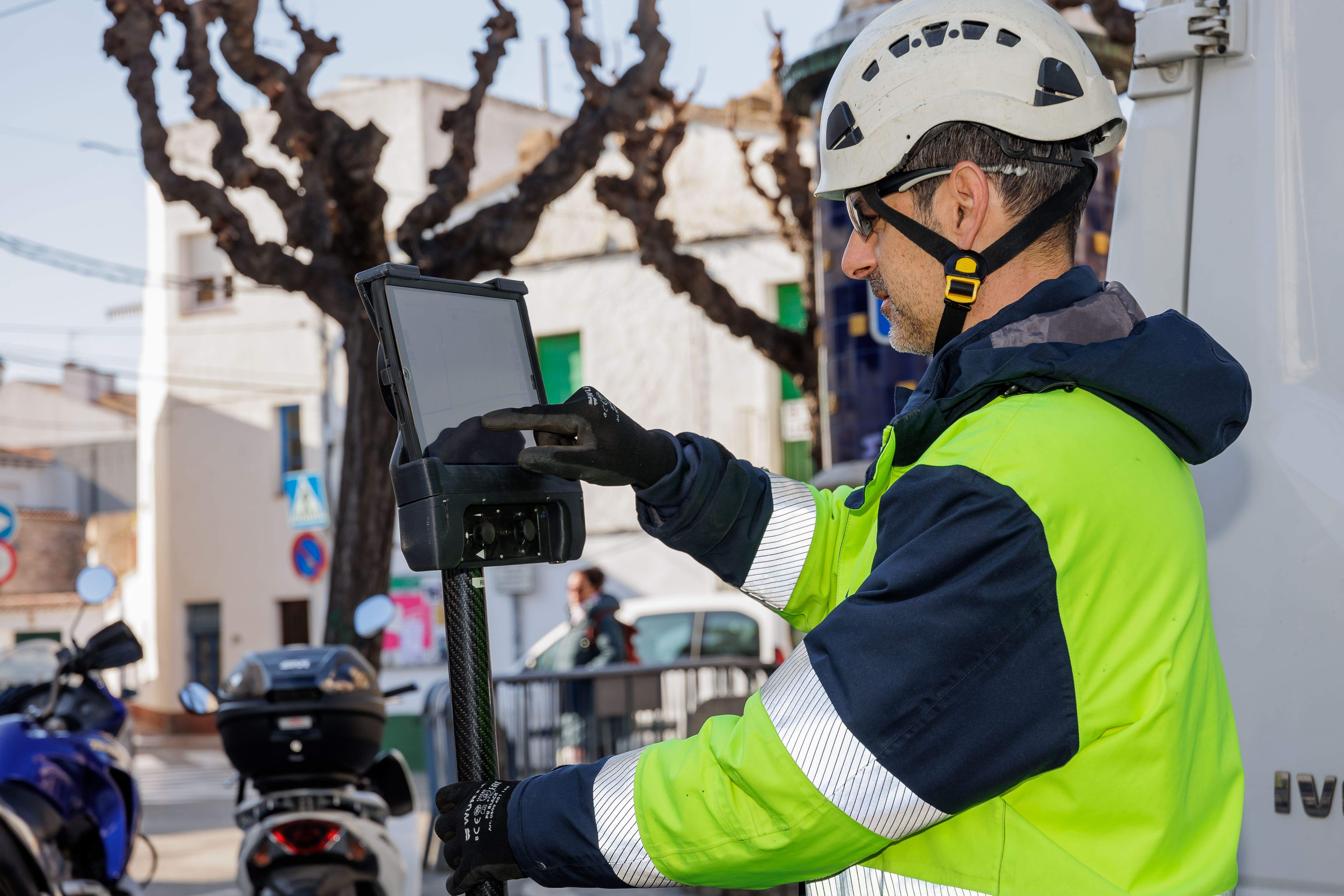 Personal tècnic, diagnosticant la xarxa de clavegueram. FOTO: Cedida