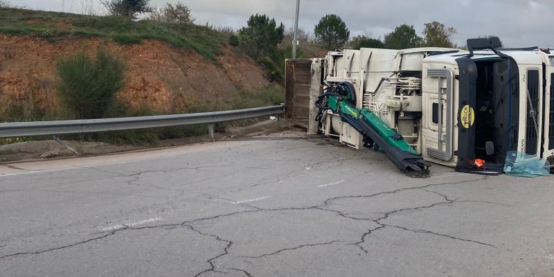 Un camió bolca al mig d'una rotonda al costat de l'Hospital General. FOTO: TOT