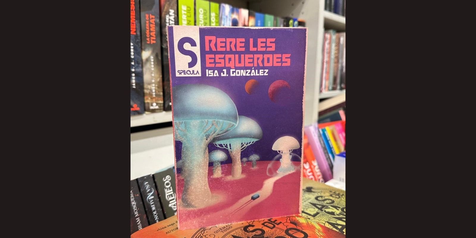 La rubinenca Isa J. González presenta la seva novel·la 'Rere les esquerdes'. FOTO: Cedida