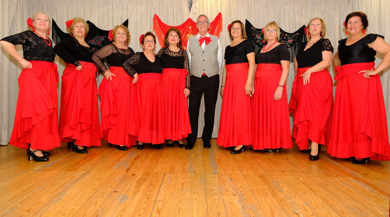 Els grups de ball omplen de gom a gom el Casal Cívic. FOTO: Cedida