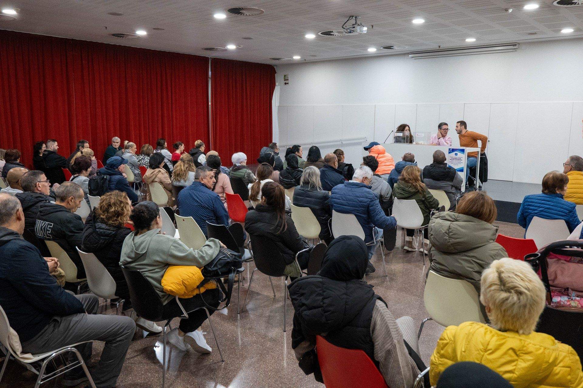 Sorteig dels pisos de protecció oficial del carrer Marconi FOTO: Localpres Sorteig dels pisos de protecció oficial del carrer Marconi FOTO: Localpres