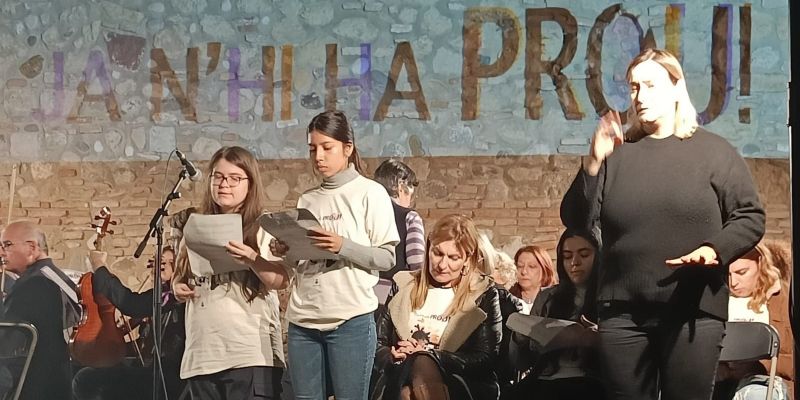 Alumnes del Teresa Altet llegint el manifest públic amb motiu del Dia Internacional per a l’Eliminació de la Violència vers les Dones. FOTO: Cedida Alumnes del Teresa Altet llegint el manifest públic amb motiu del Dia Internacional per a l’Eliminació de la Violència vers les Dones. FOTO: Cedida
