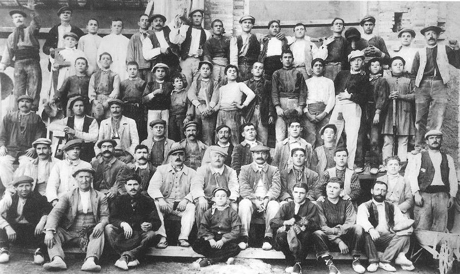 Els obrers de Marcet i Rovira durant la construcció de les Escoles Ribas, 1915. FOTO: extreta del llibre "Imatges i records. Rubí"