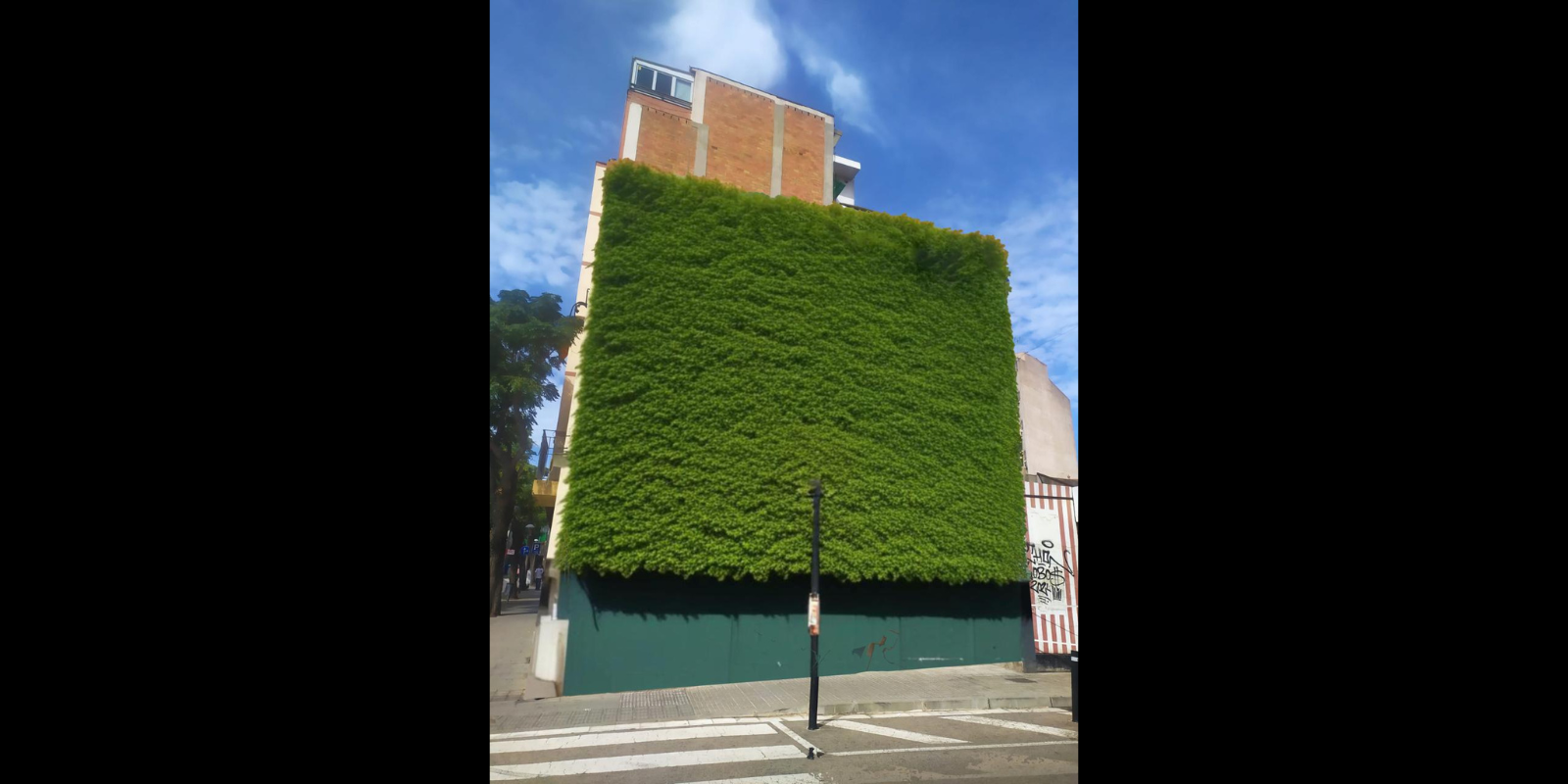 Imatge retocada de l’edifici de Cal Gerrer, per @lleno