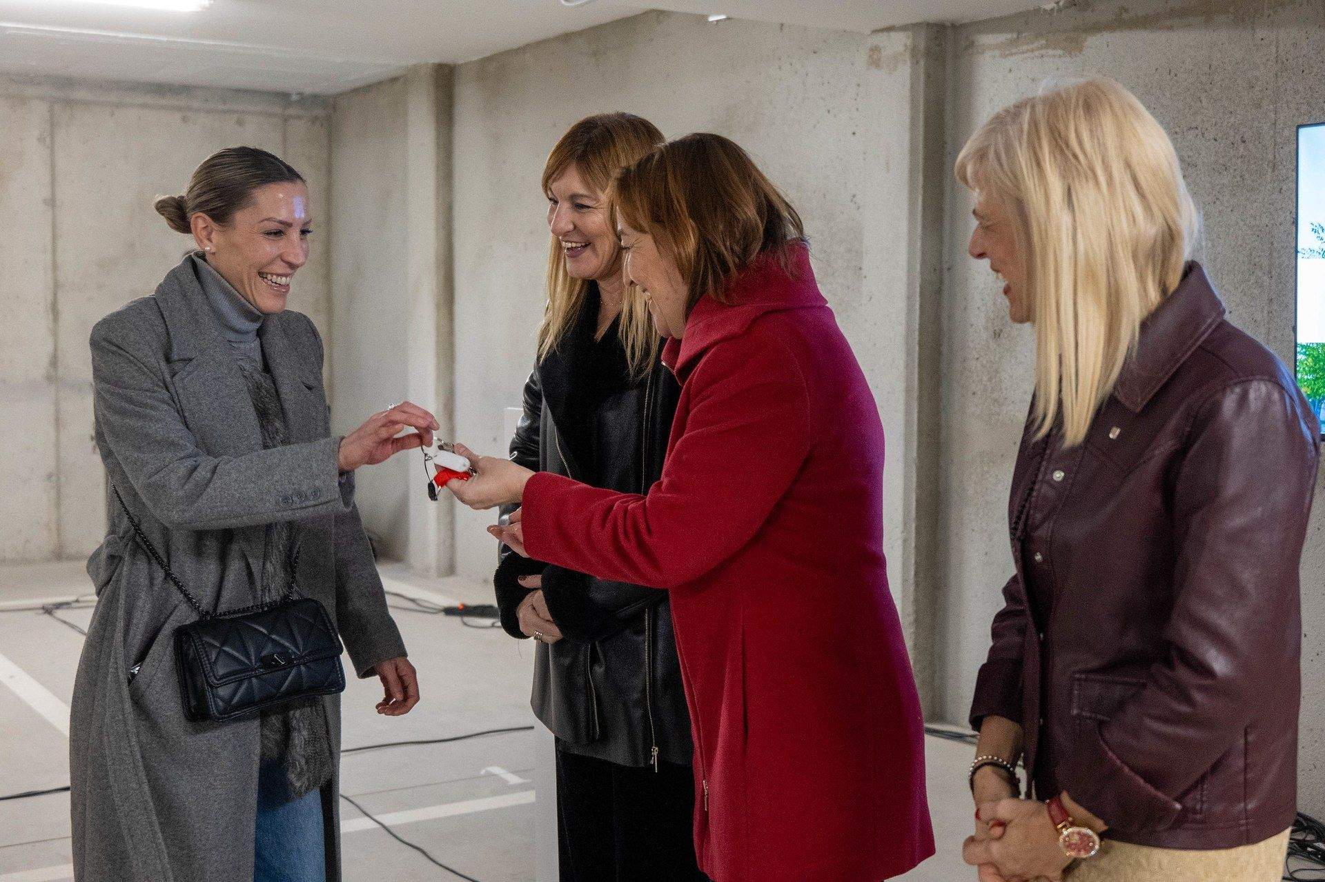 Les famílies que han obtingut un pis de lloguer social al carrer Marconi ja tenen les claus. FOTO: Ajuntament de Rubí - Localpres Les famílies que han obtingut un pis de lloguer social al carrer Marconi ja tenen les claus. FOTO: Ajuntament de Rubí - Localpres