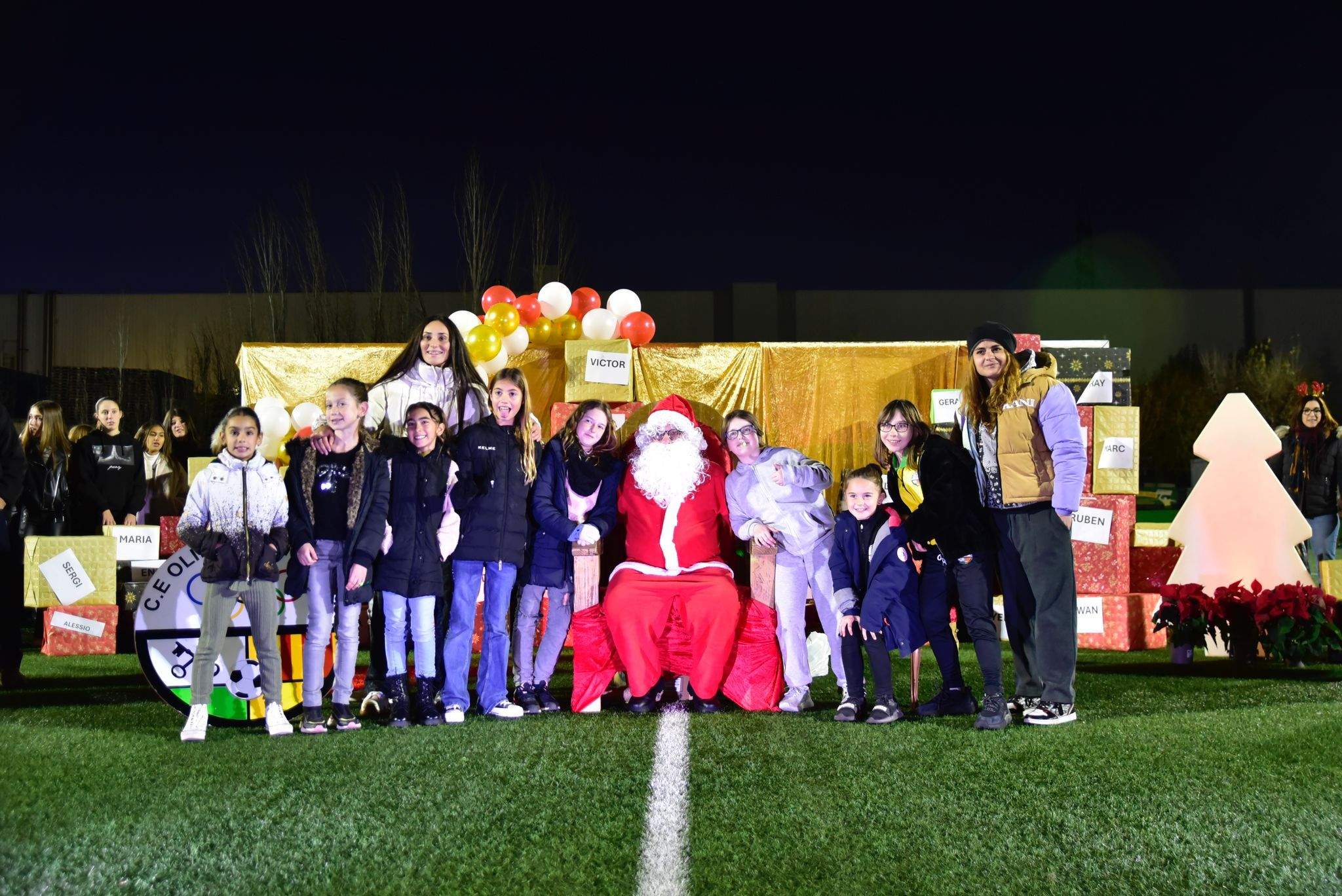 El Pare Noel arriba al CE Olímpic Can Fatjó i reparteix regals a tots els jugadors i jugadores. FOTO: Jana Rodríguez El Pare Noel arriba al CE Olímpic Can Fatjó i reparteix regals a tots els jugadors i jugadores. FOTO: Jana Rodríguez