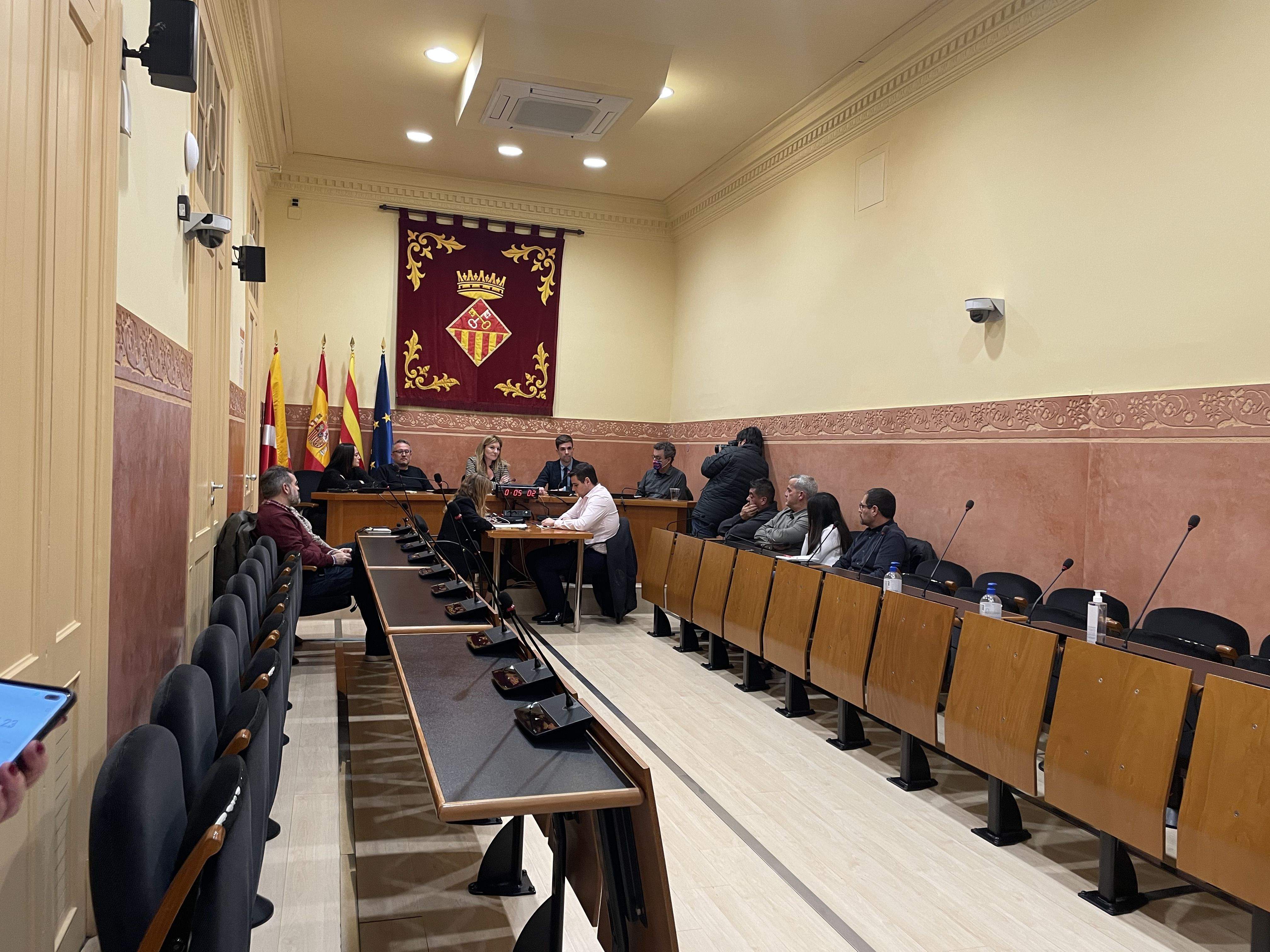 El regidor Moisés Rodríguez s'acomiada del ple amb l’absència de tota l’oposició. FOTO: Estela Luengo