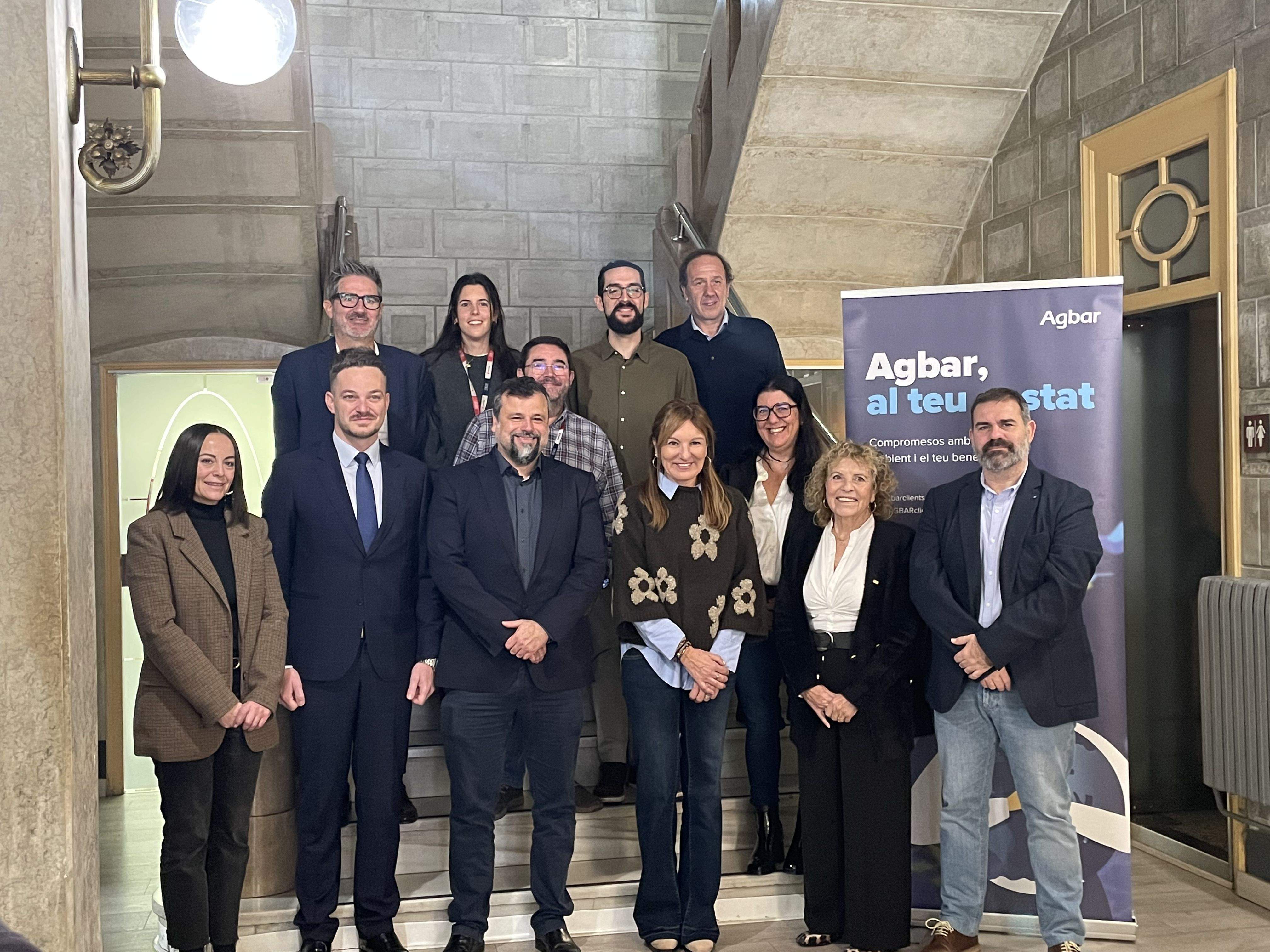 Representants municipals, amb els responsables d’AGBAR i de Creu Roja. FOTO: Estela Luengo