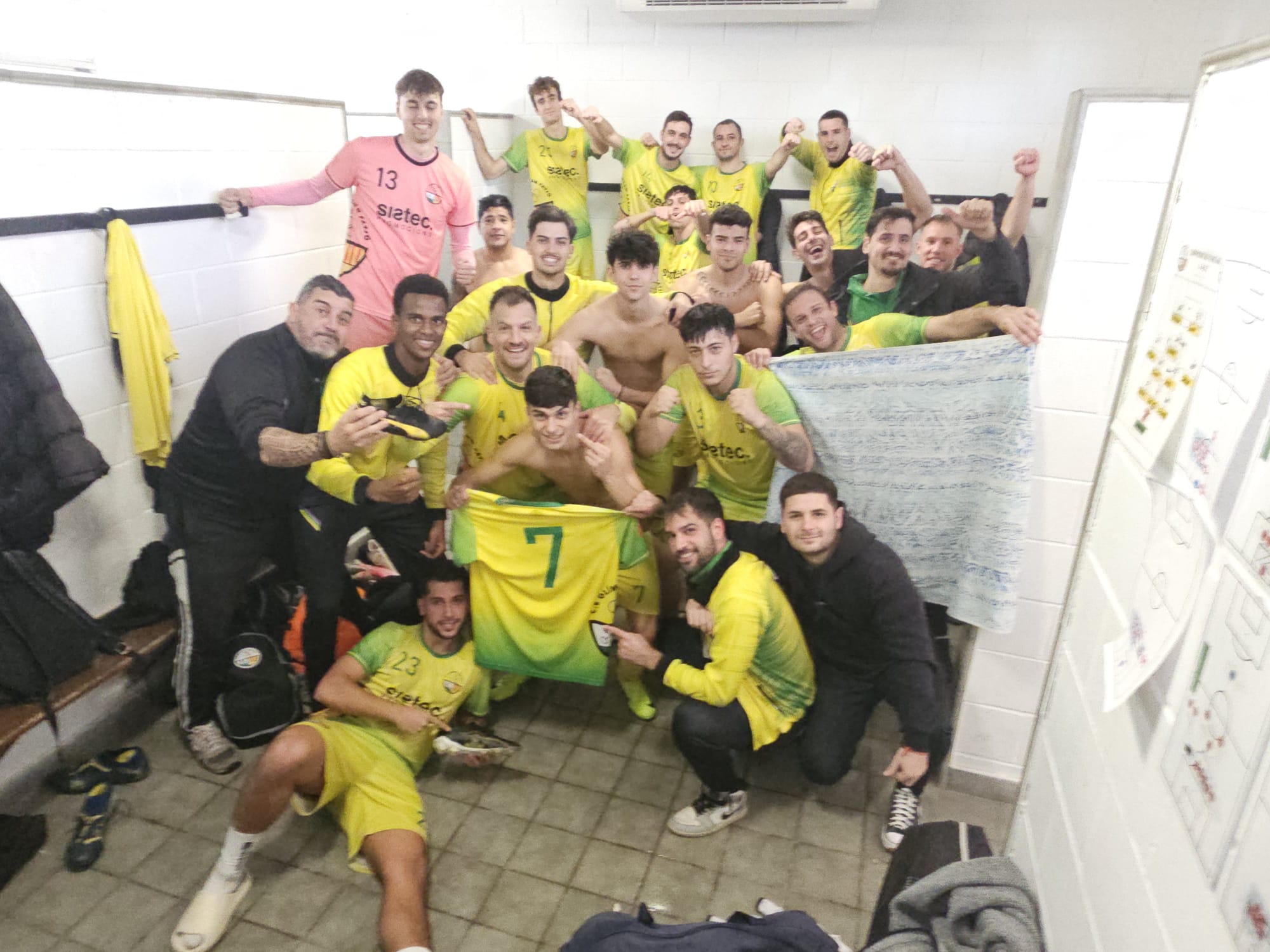 Victòria de l'amateur A masculí de l'Olímpic davant el CF La Románica. FOTO: Cedida