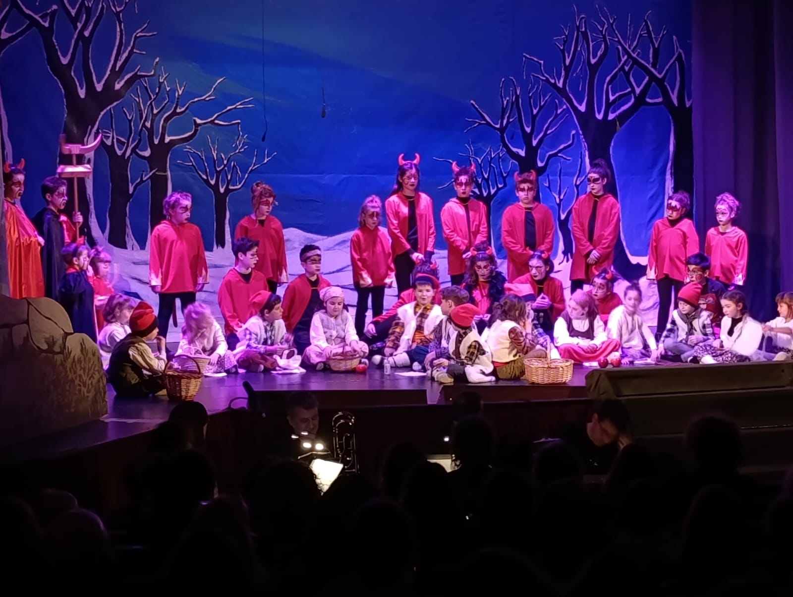 48 actors menors de 12 anys han representat Els Dimoniets al Casal Popular FOTO: Joan Cortés