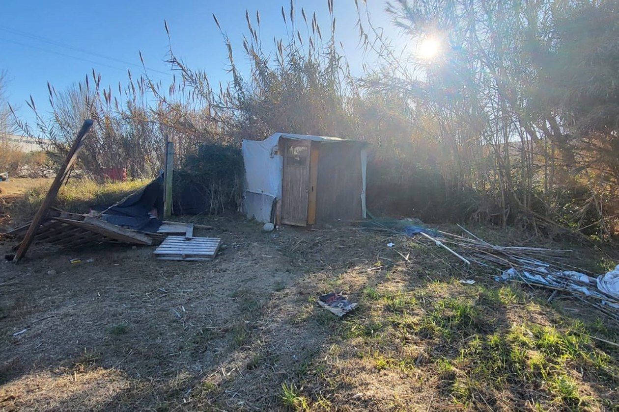 Una de les construccions il·legals a la llera de la Riera FOTO: Ajuntament de Rubí