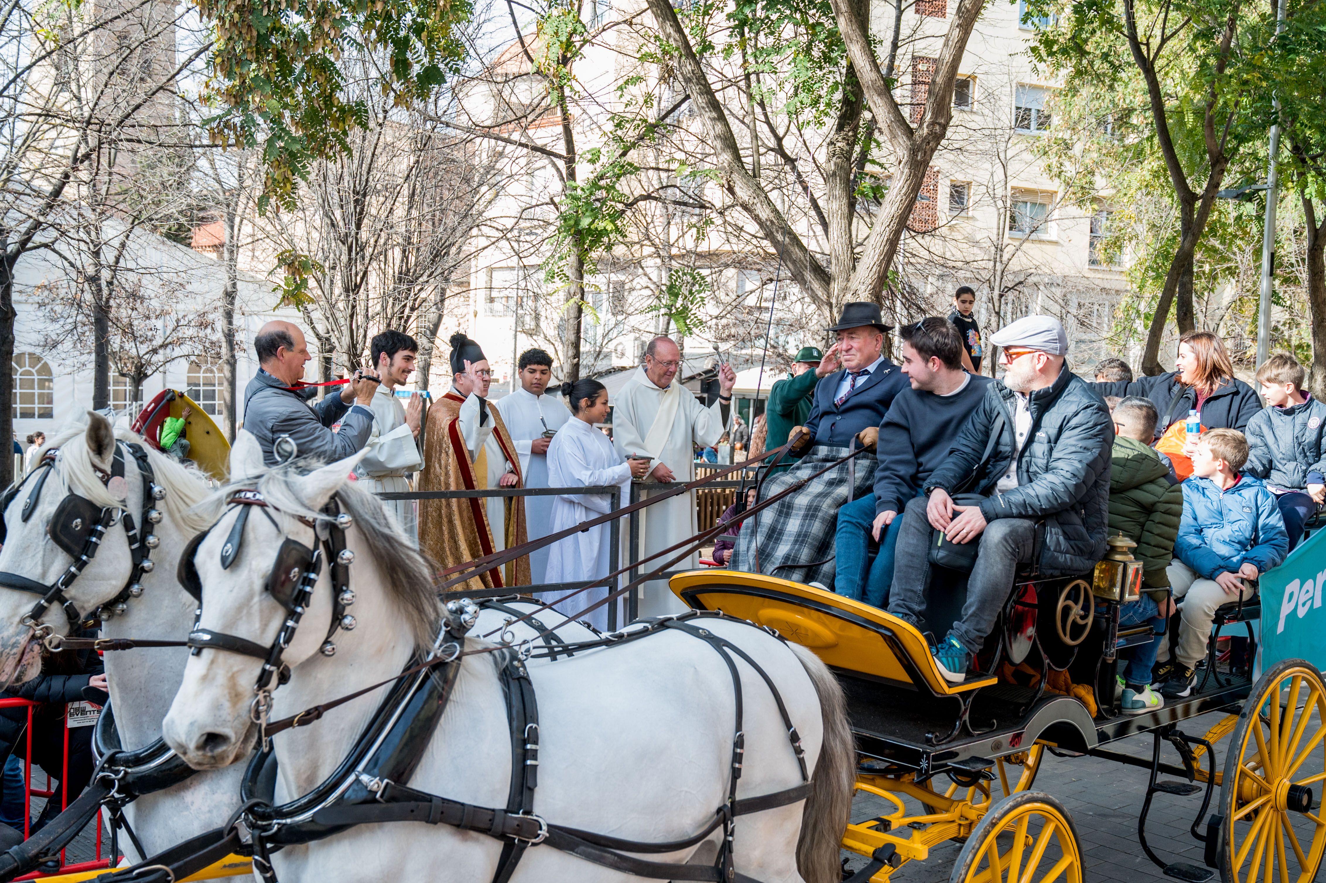 Mossèn Joaquim ha beneït els animals participants a la Rua dels Tres Tombs per Sant Antoni FOTO: Carmelo Jiménez
