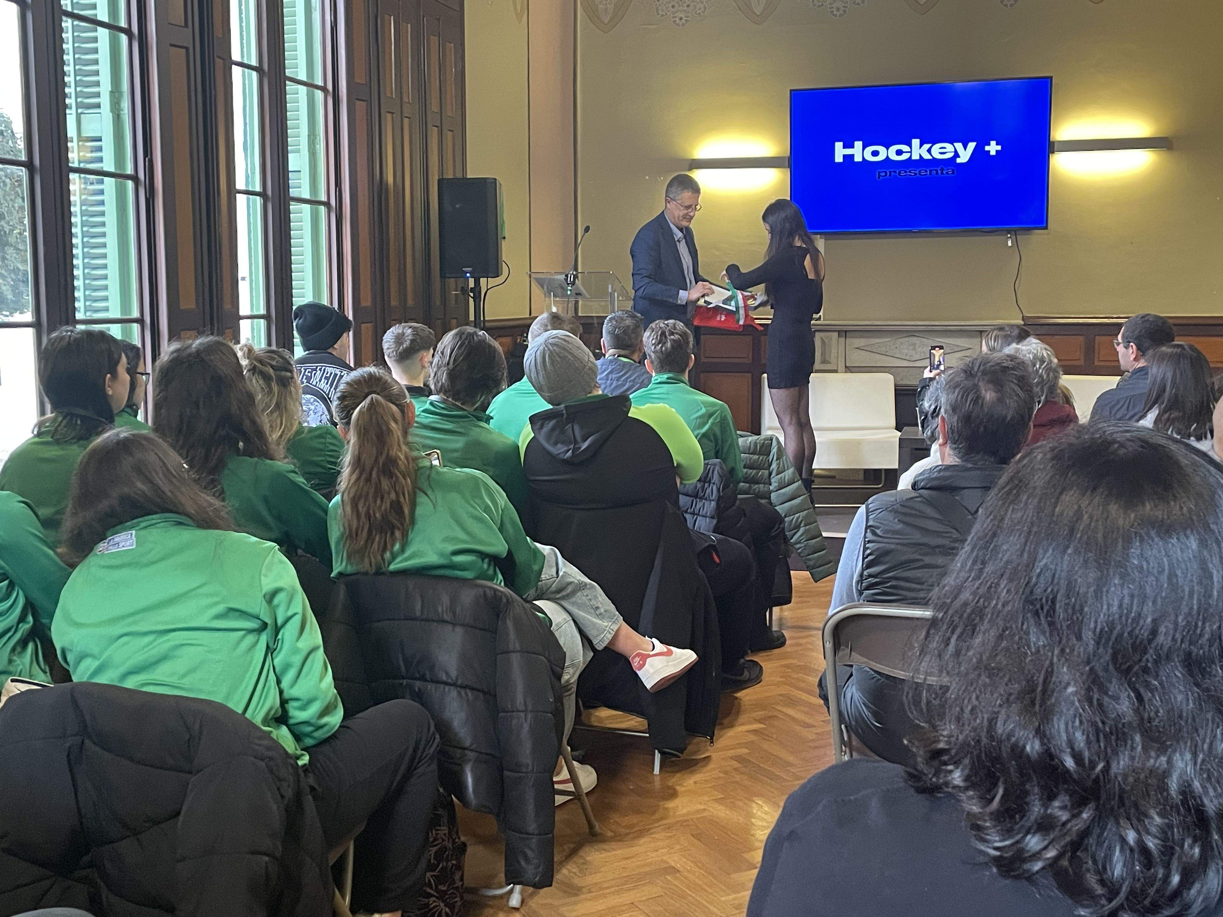 El vicepresident del Consell Municipal de Bresso entrega un regal institucional FOTO: Marta Casas