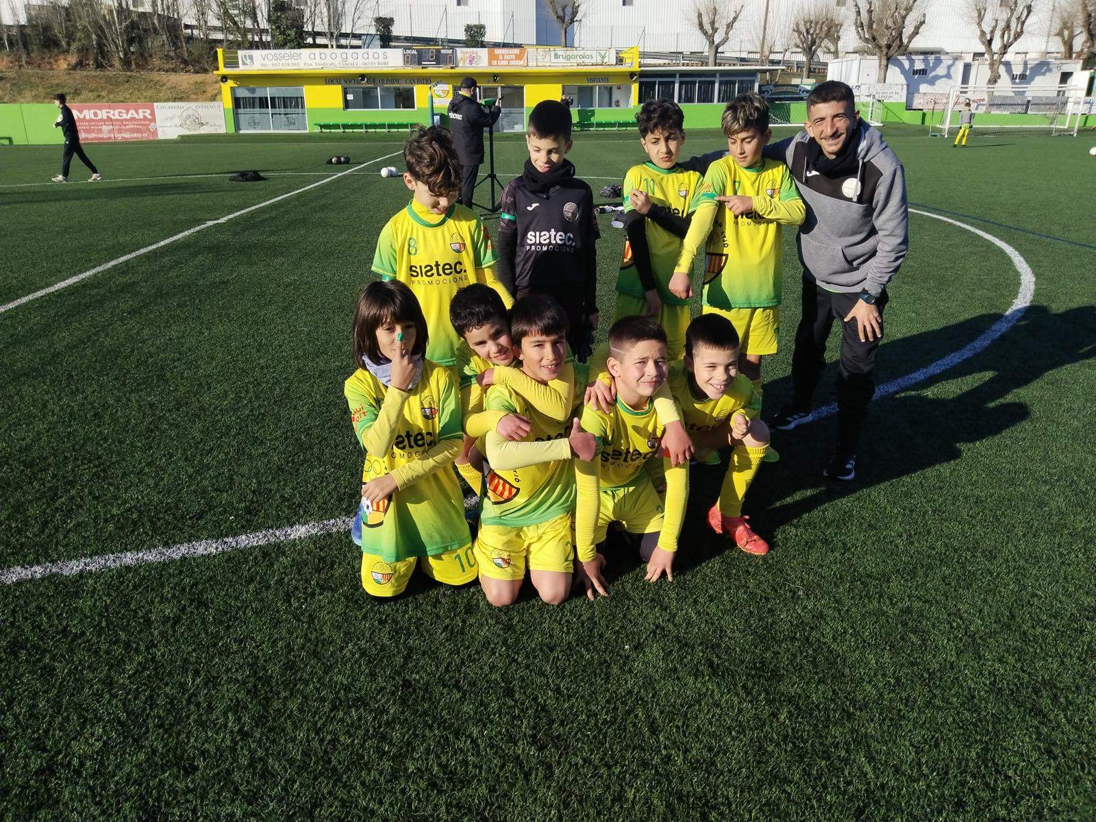 Un dels equips del CE Olimpic Can Fatjó lluint el braçalet verd esperança FOTO: Cedida