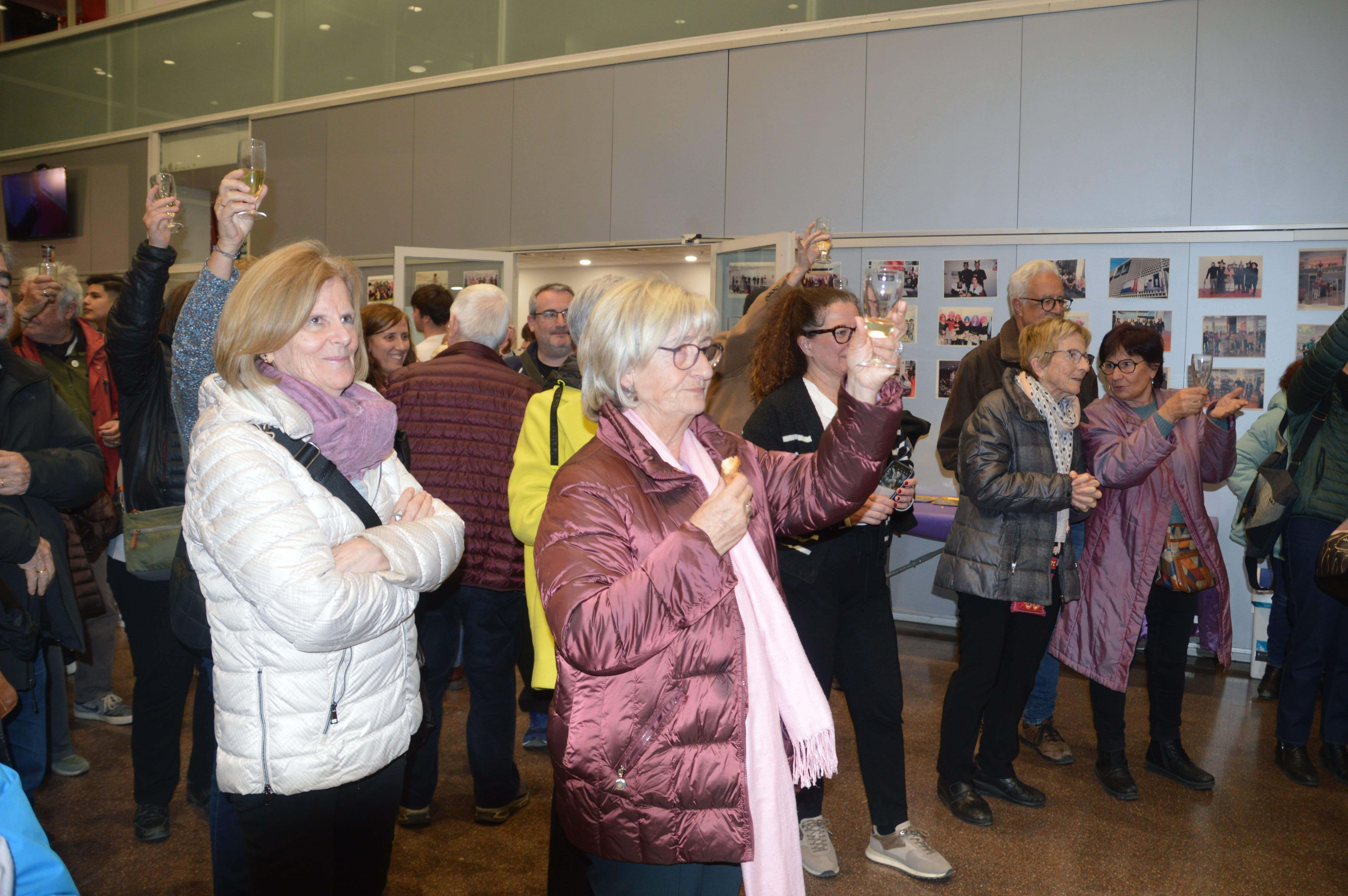 L'edifici de la Biblioteca Municipal celebra el seu 15è aniversari amb èxit d'assistència. FOTO: J. A. Montoya