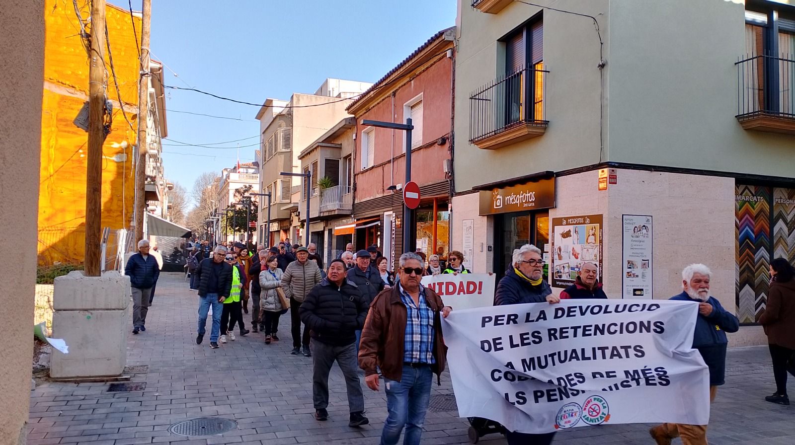 Desenes de persones es manifesten per demanar la devolució als pensionistes mutualistes. FOTO: Cedida