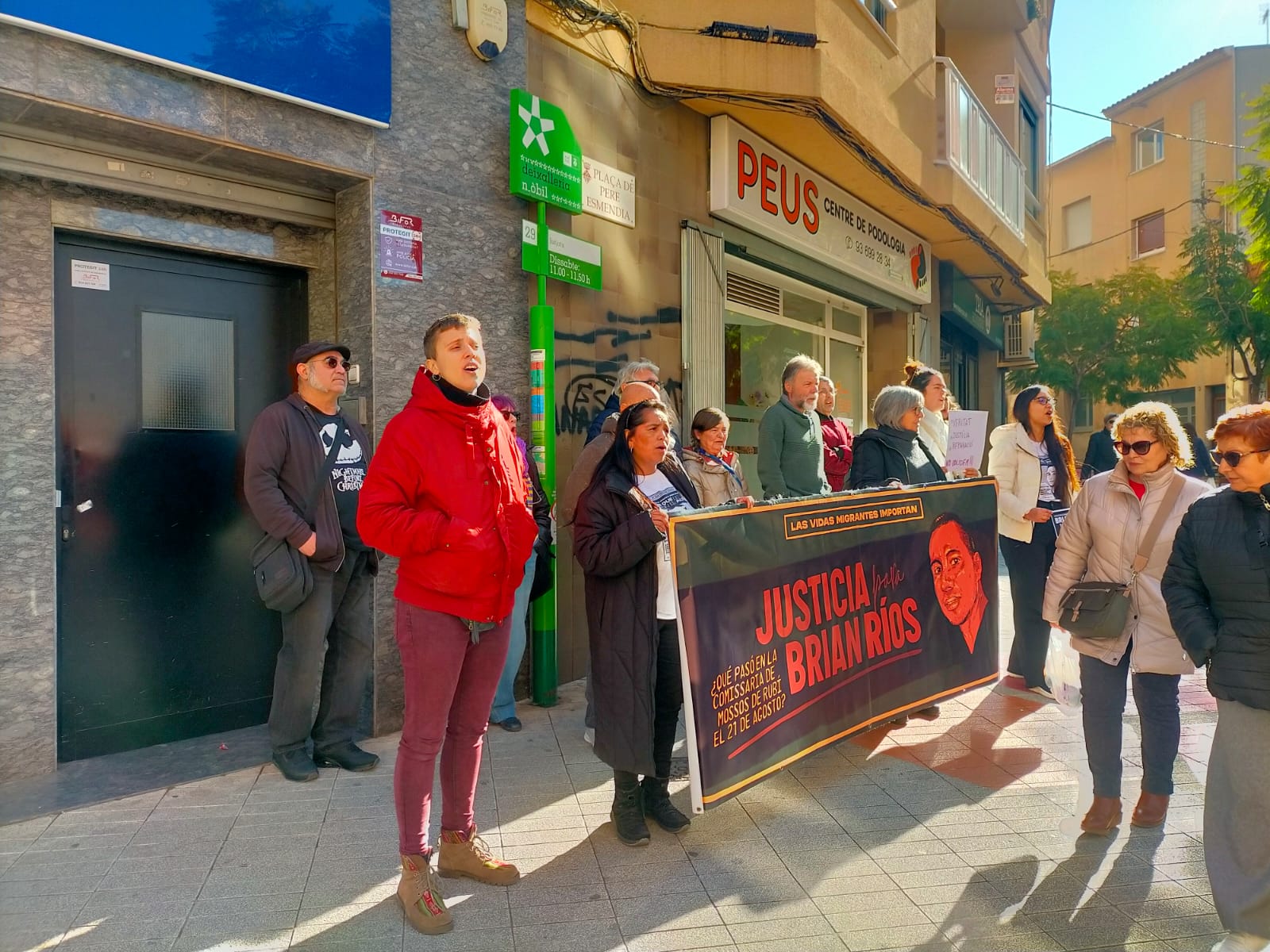 La plataforma 'Justicia Brian Ríos' s'ha concentrat davant dels jutjats per demanar justícia i mostrar el seu suport a la família. FOTO: Marta Casas