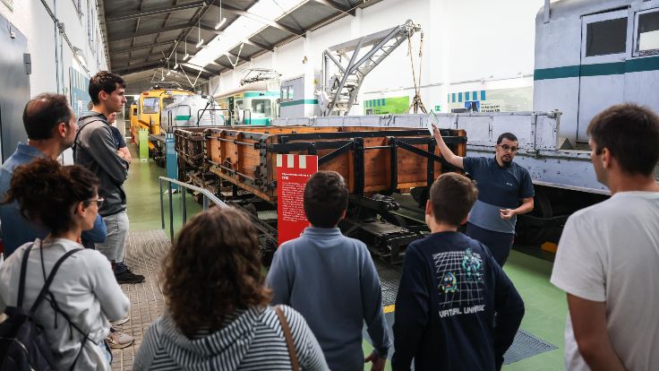 Un grup visita l'Espai Expositiu Cotxera de Rubí FOTO: FGC