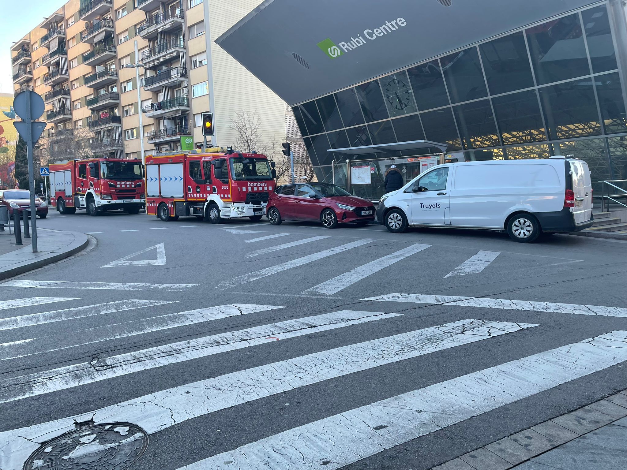 Diverses dotacions dels Bombers de la Generalitat s'han desplaçat al lloc FOTO: Marta Casas