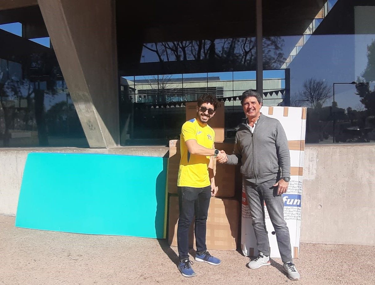 Entrega del material a David Crespo, director esportiu del Sirenas de Catarroja FOTO: Cedida