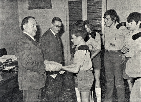 La OJE de Rubí felicita Manuel Murillo pels seus 10 anys d’alcalde, 1972. FOTO: setmanari Rubricata/Autoria desconeguda