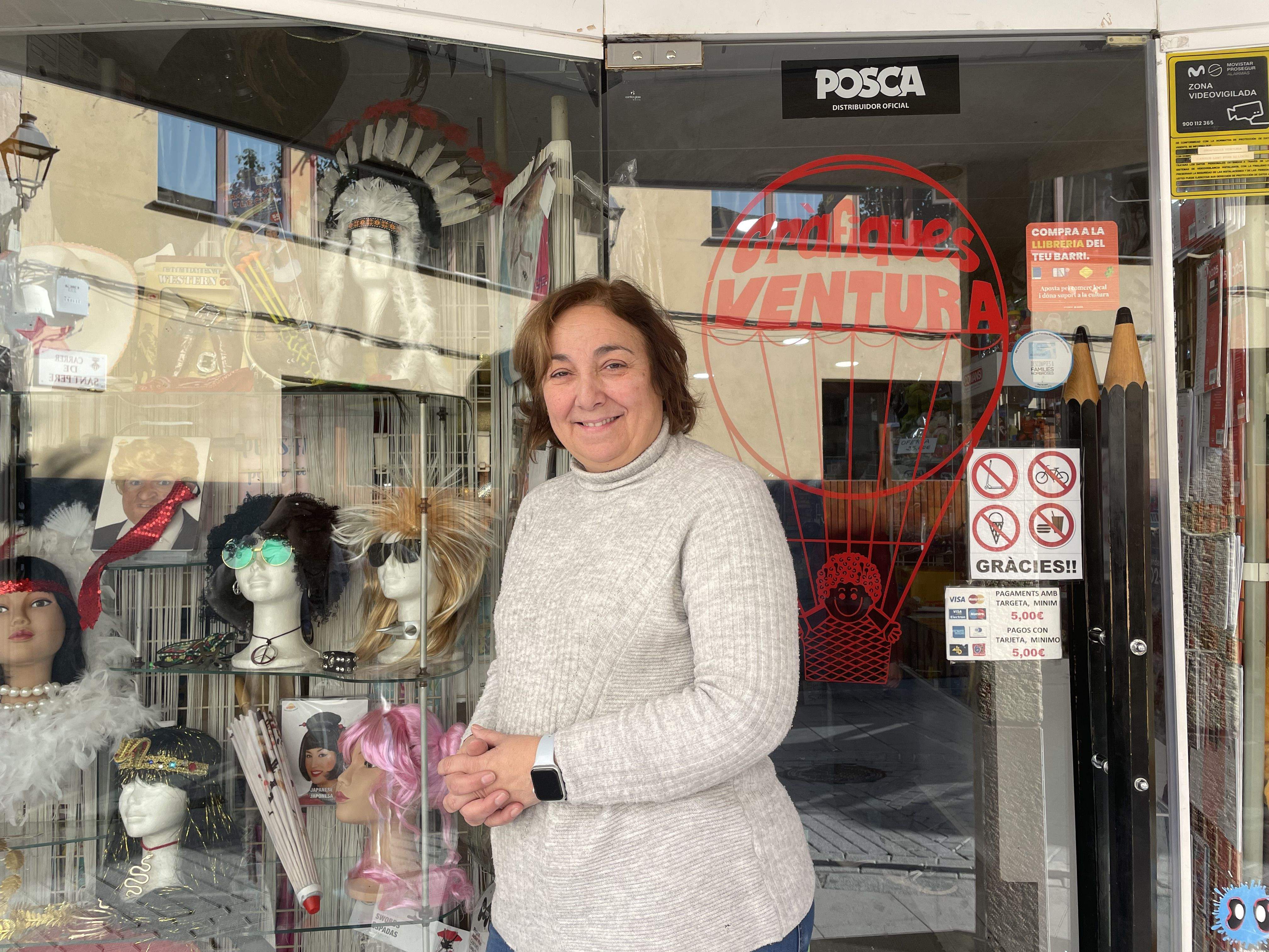 Núria Ventura a la porta de Gràfiques Ventura. FOTO: Estela Luengo