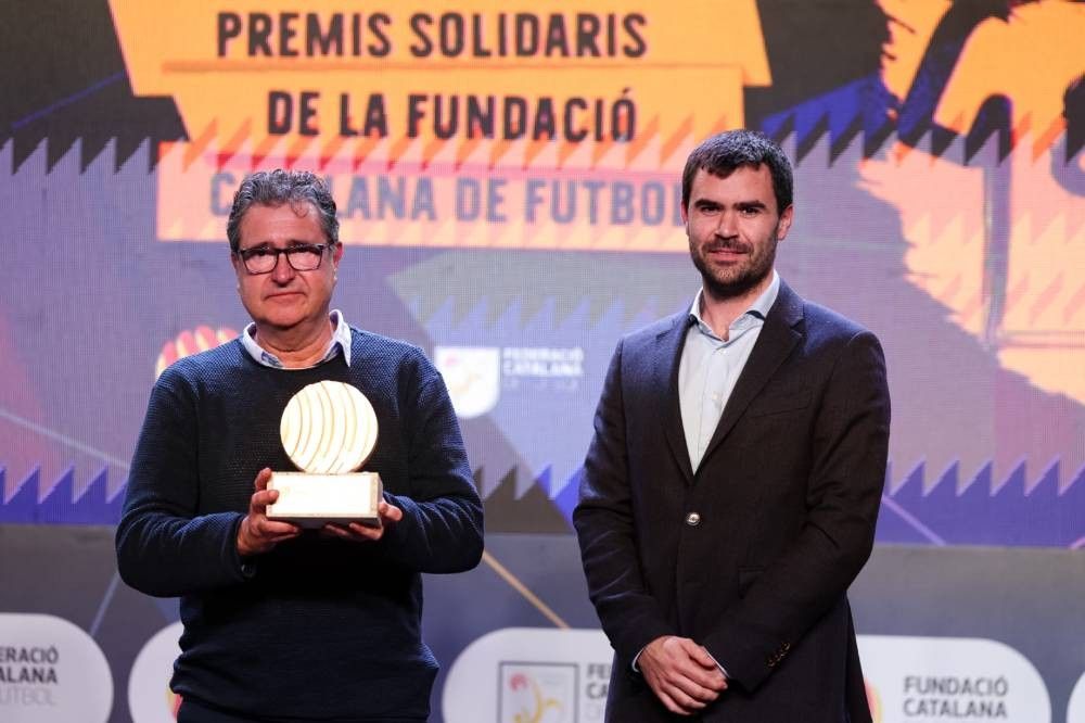 Xavi Mas, president del CEF Can Mir, rep el premi per al club FOTO: FCF