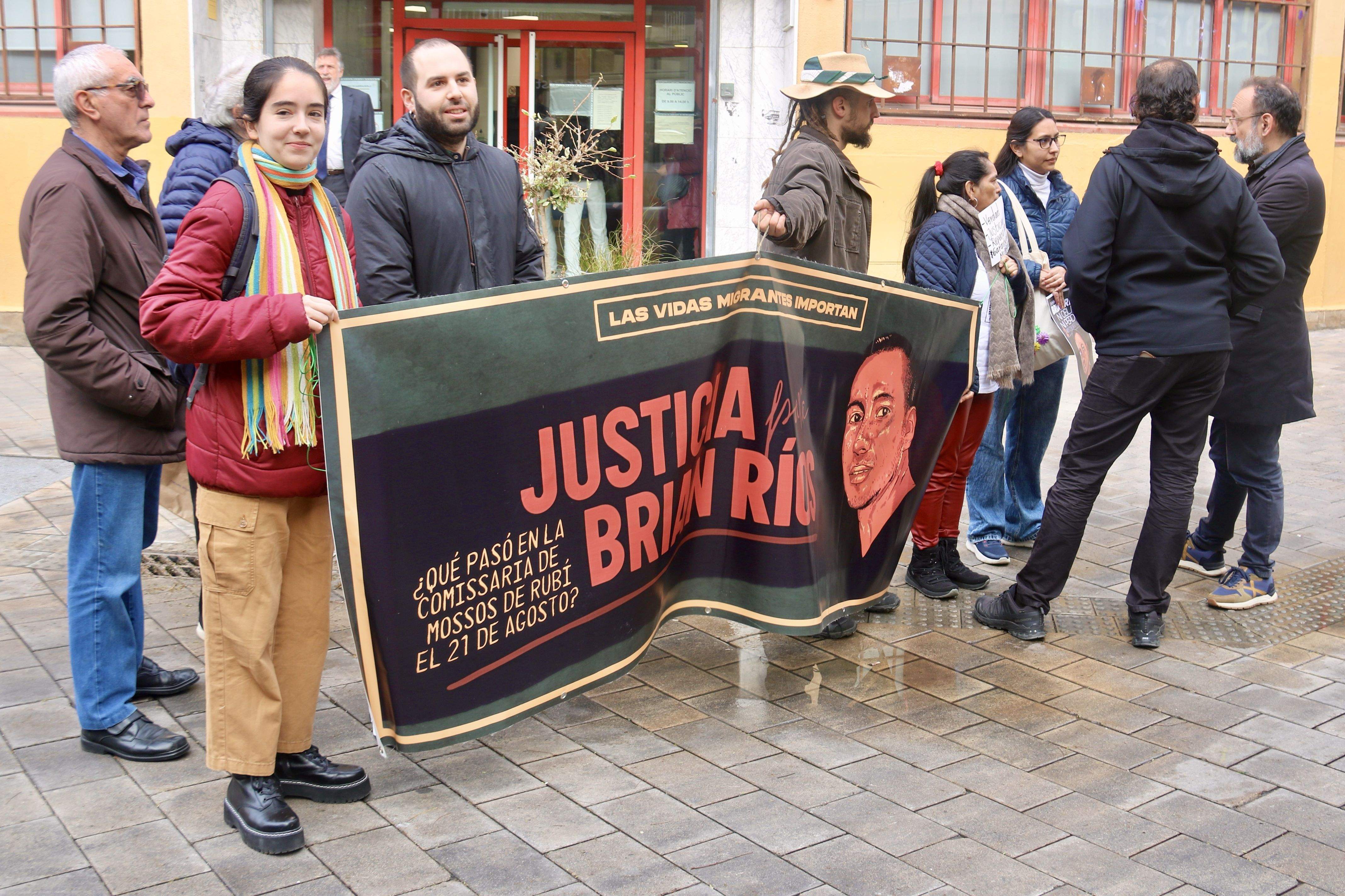 Concentració per reclamar justícia per a Brian Ríos davant dels Jutjats de Rubí FOTO: ACN/Albert Segura