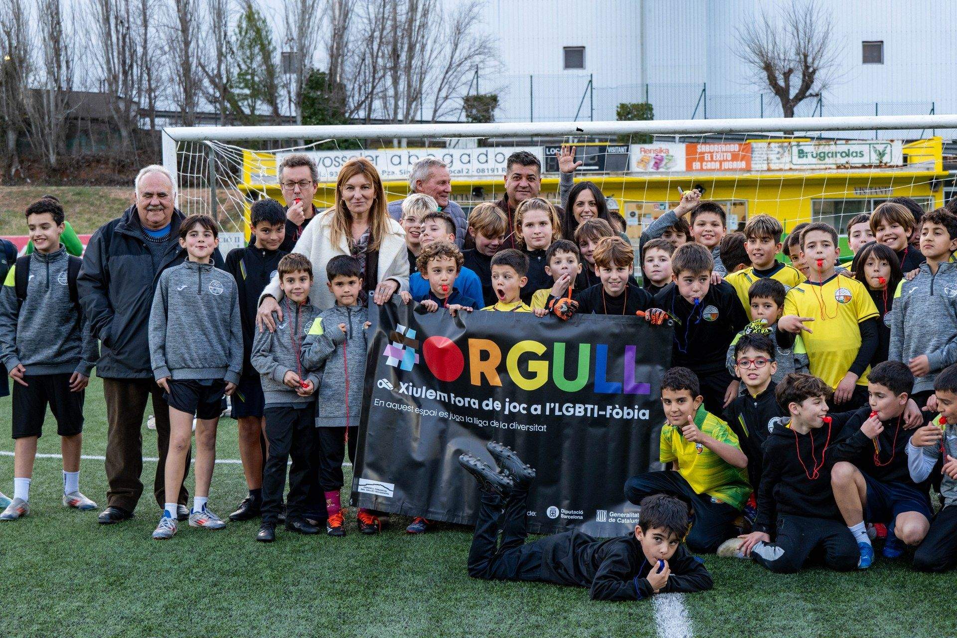 Xiulada des de l'Olímpic Can Fatjó per celebrar el Dia Internacional contra l’LGBTI-fòbia a l’esport. FOTO: Ajuntament de Rubí - Localpres 