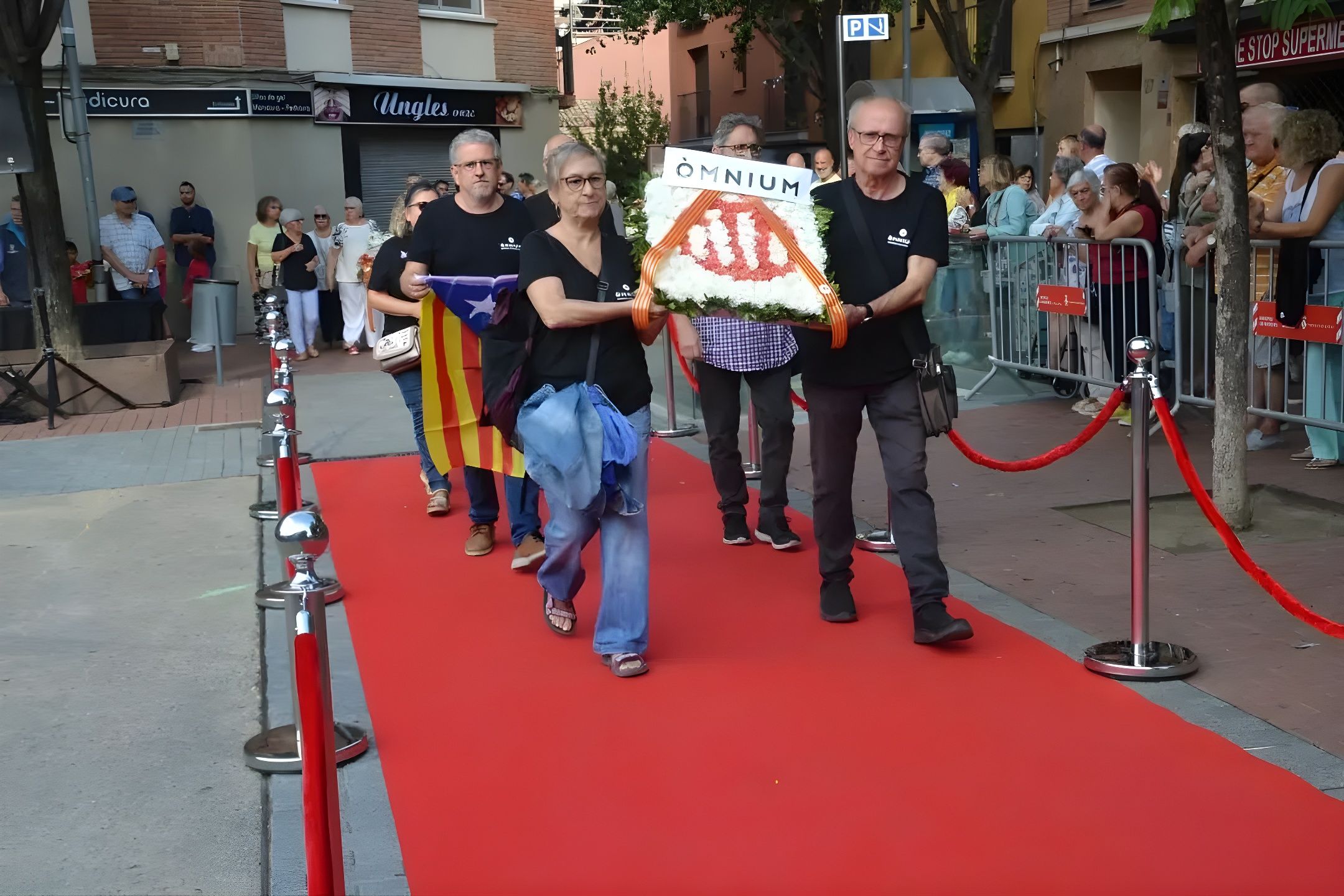 Membres d'Òmnium Cultural durant l'ofrena floral per la Diada Nacional 2024 FOTO: Òmnium Rubí