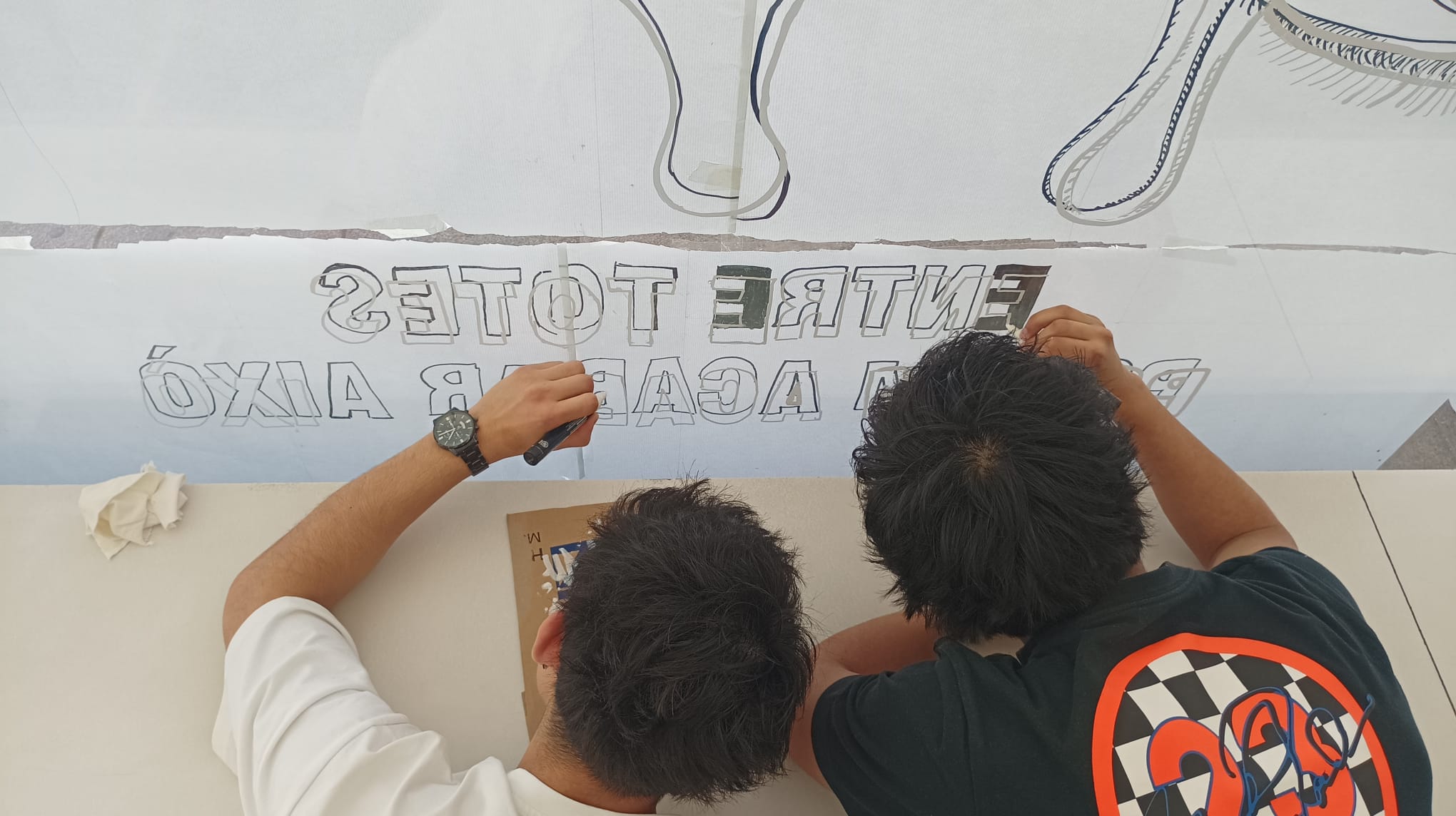 La Sala Neus Català i l'EdRa s'uneixen de nou per fer un mural reivindicatiu del 8M. FOTO: Cedida