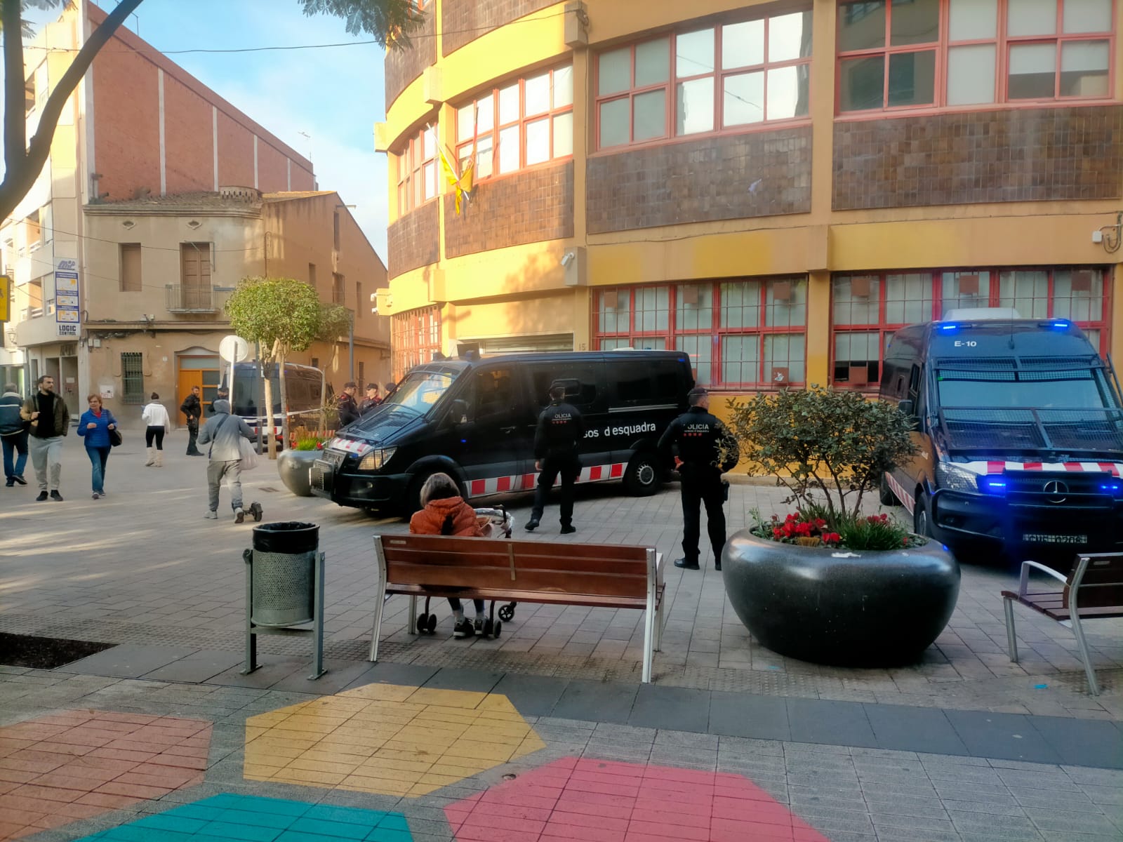 Els Mossos d'Esquadra despleguen un operatiu de seguretat als jutjats de Rubí. FOTO: Marta Casas