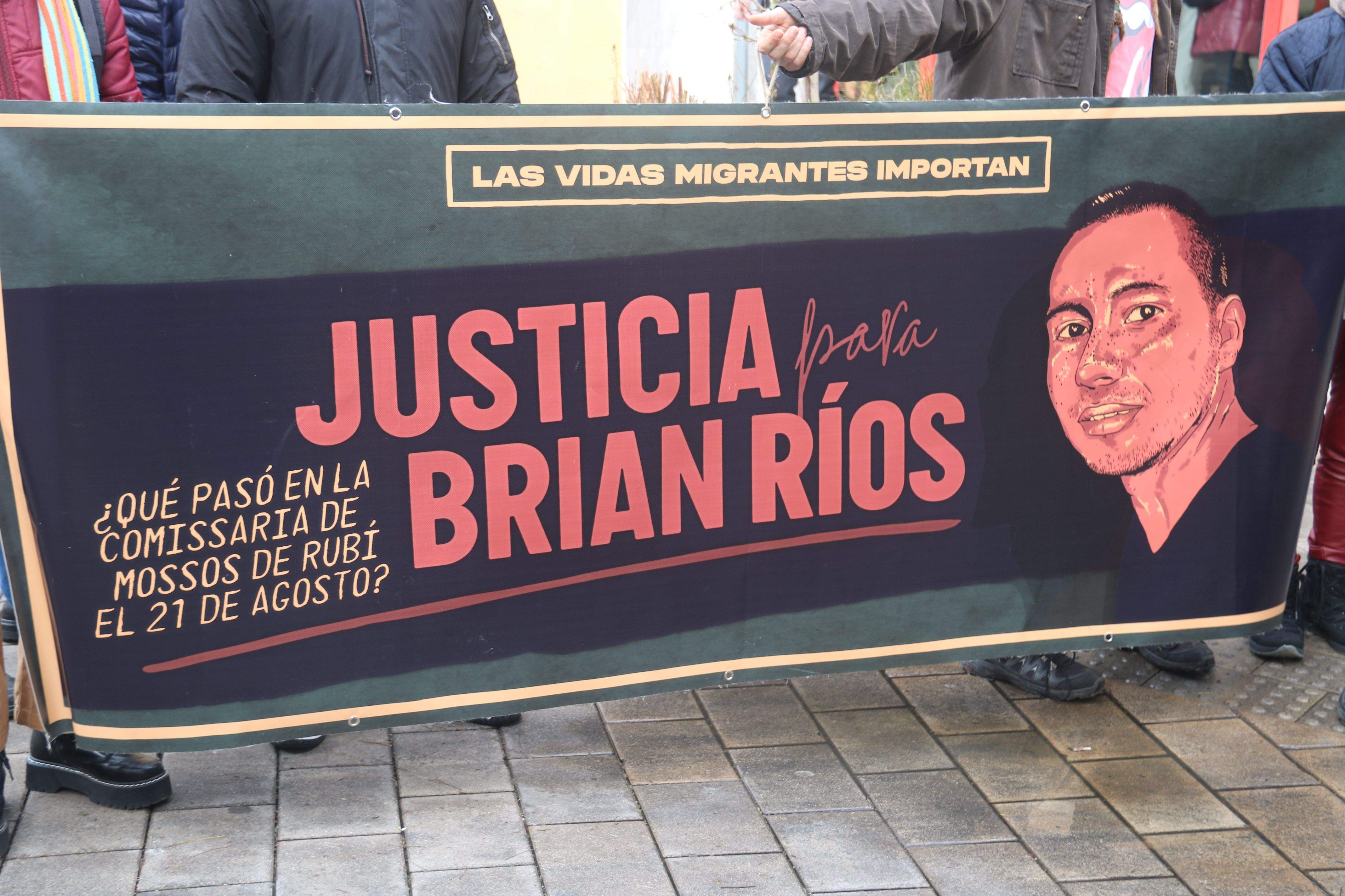 Una pancarta de la plataforma Justicia para Brian Ríos FOTO: ACN/Albert Segura