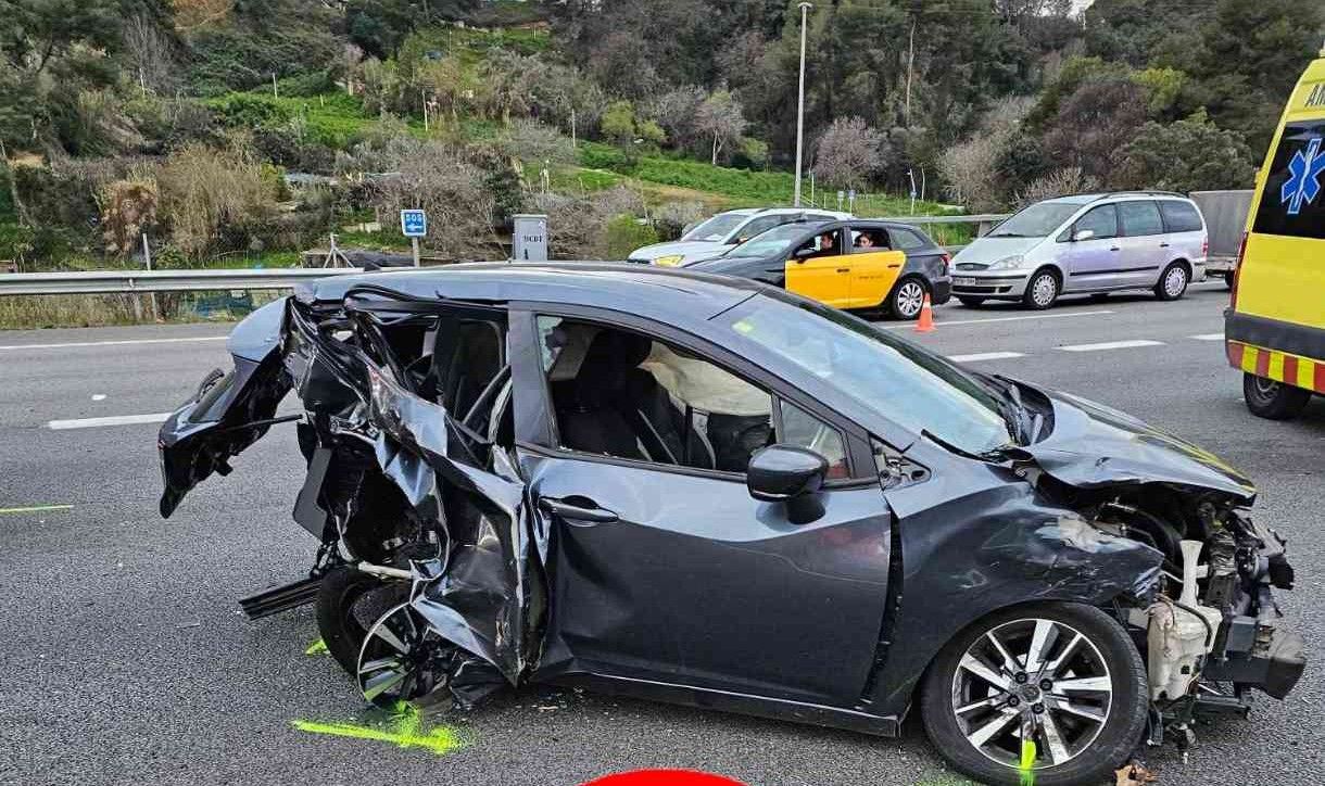 Imatge del vehicle accidentat a la C-58 on ha acabat morint una rubinenca FOTO: X/@antiradarcatala