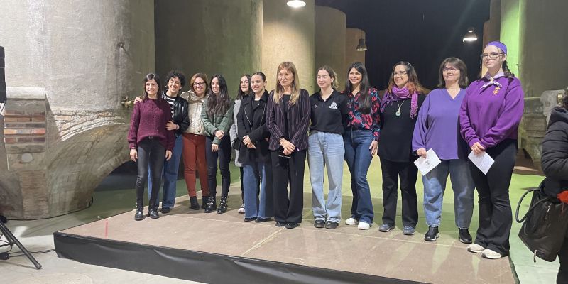 L'alcaldessa i les regidores de l'Ajuntament, amb les cinc dones que van llegir el manifest FOTO: Marta Casas L'alcaldessa i les regidores de l'Ajuntament, amb les cinc dones que van llegir el manifest FOTO: Marta Casas