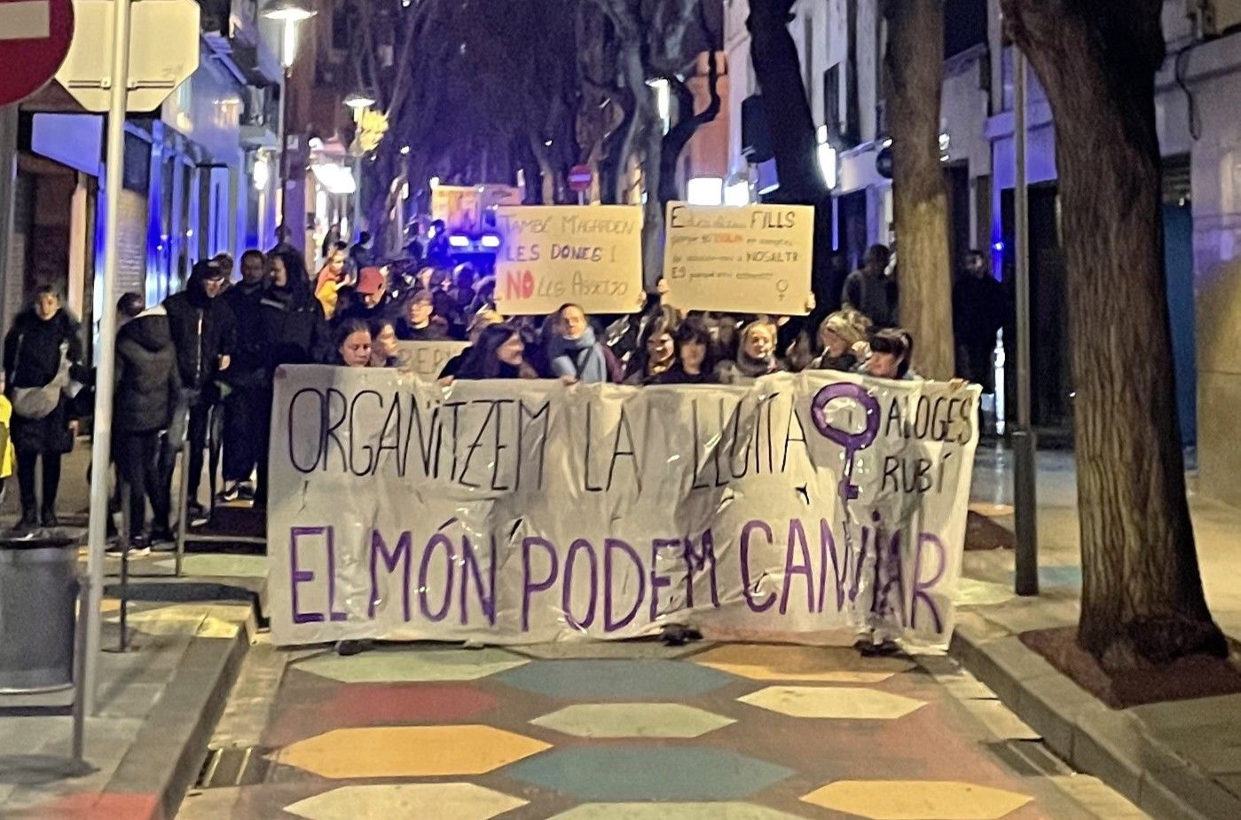 Manifestació feminista pel centre de Rubí amb motiu del 8 de març (2025) FOTO: Marta Casas