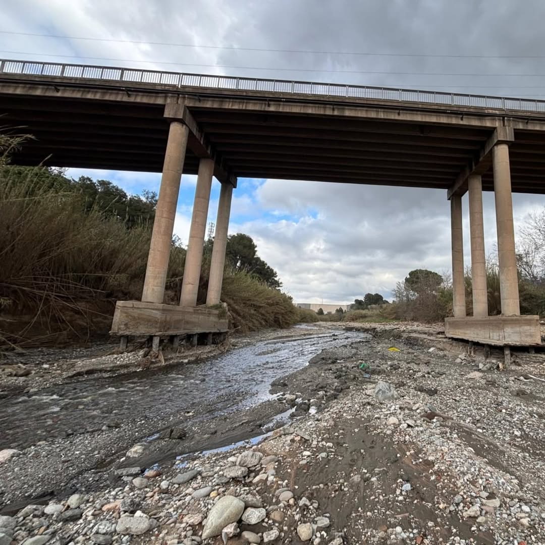 El viaducte que s'ha tancat el trànsit, amb els fonaments al descobert FOTO: EMD Valldoreix