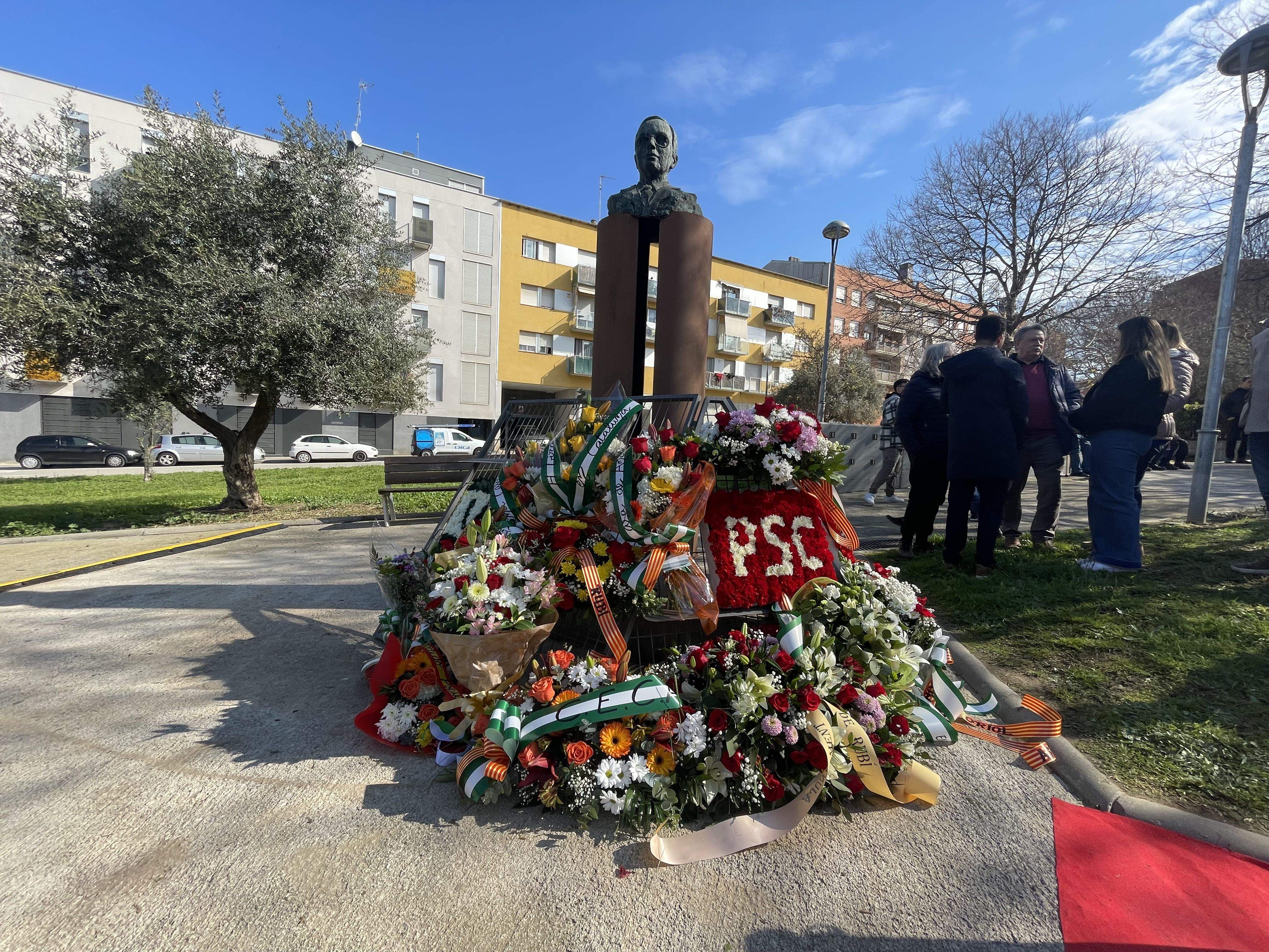 Ofrena floral al bust de Blas Infante, a la plaça d'Andalusia FOTO: Marta Casas Ofrena floral al bust de Blas Infante, a la plaça d'Andalusia FOTO: Marta Casas