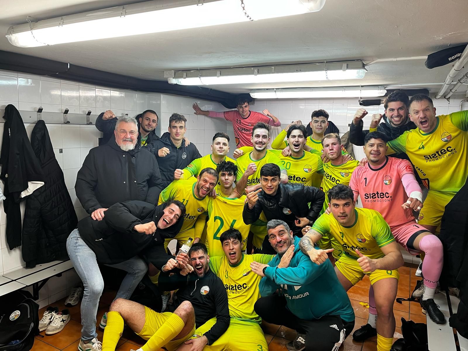 Els jugadors de l'Olímpic Can Fatjó celebren la victòria aquest dissabte FOTO: CE Olímpic Can Fatjó