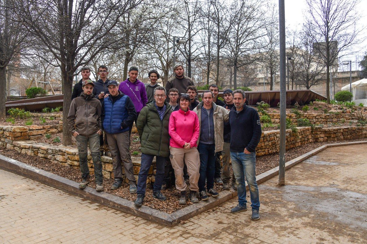 Estudiants francesos rehabiliten els parterres de la plaça de la Josa. FOTO: Ajuntament de Rubí – Localpres