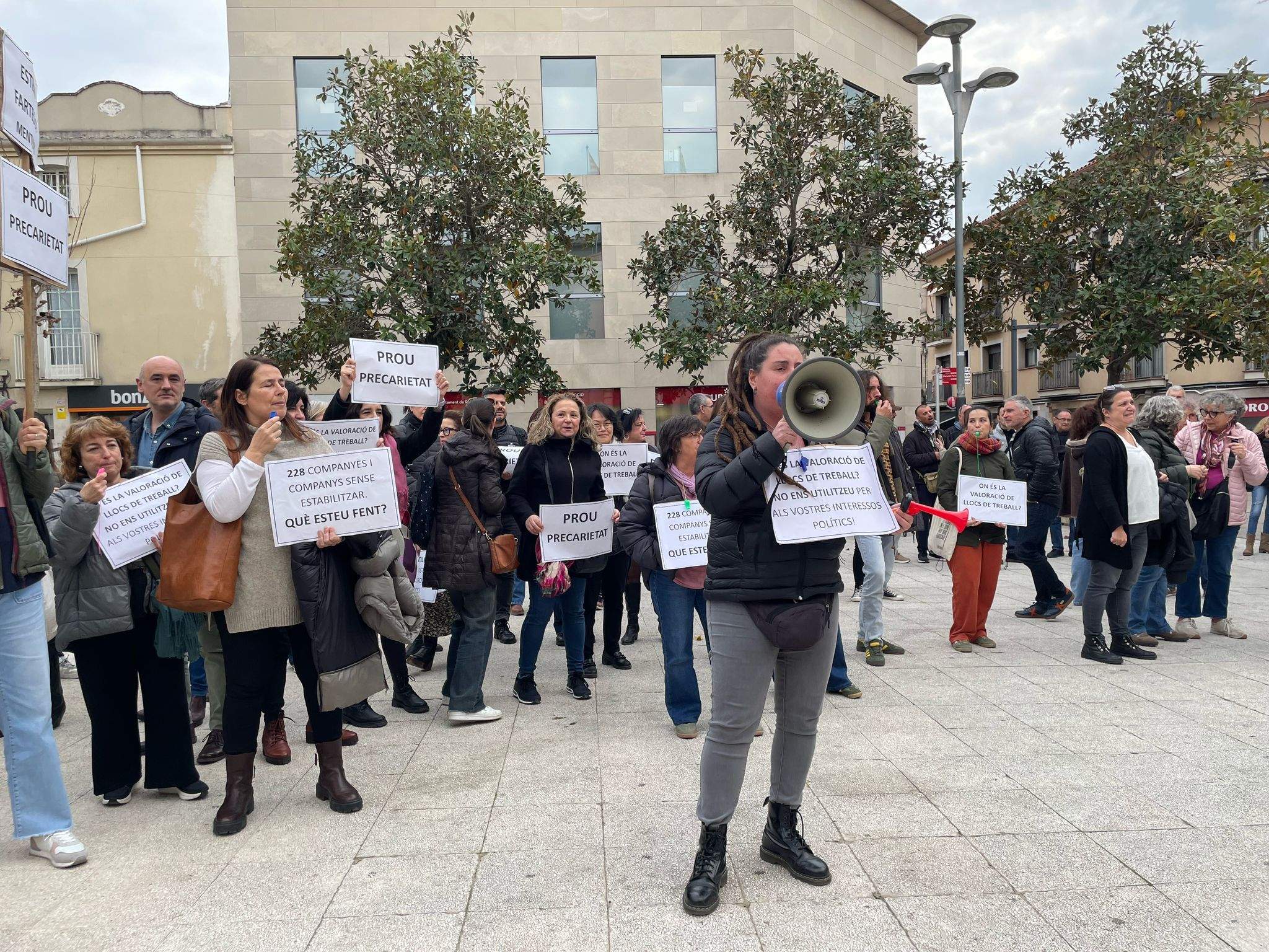 Treballadors municipals i sindicats durant la manifestació. FOTO: Estela Luengo