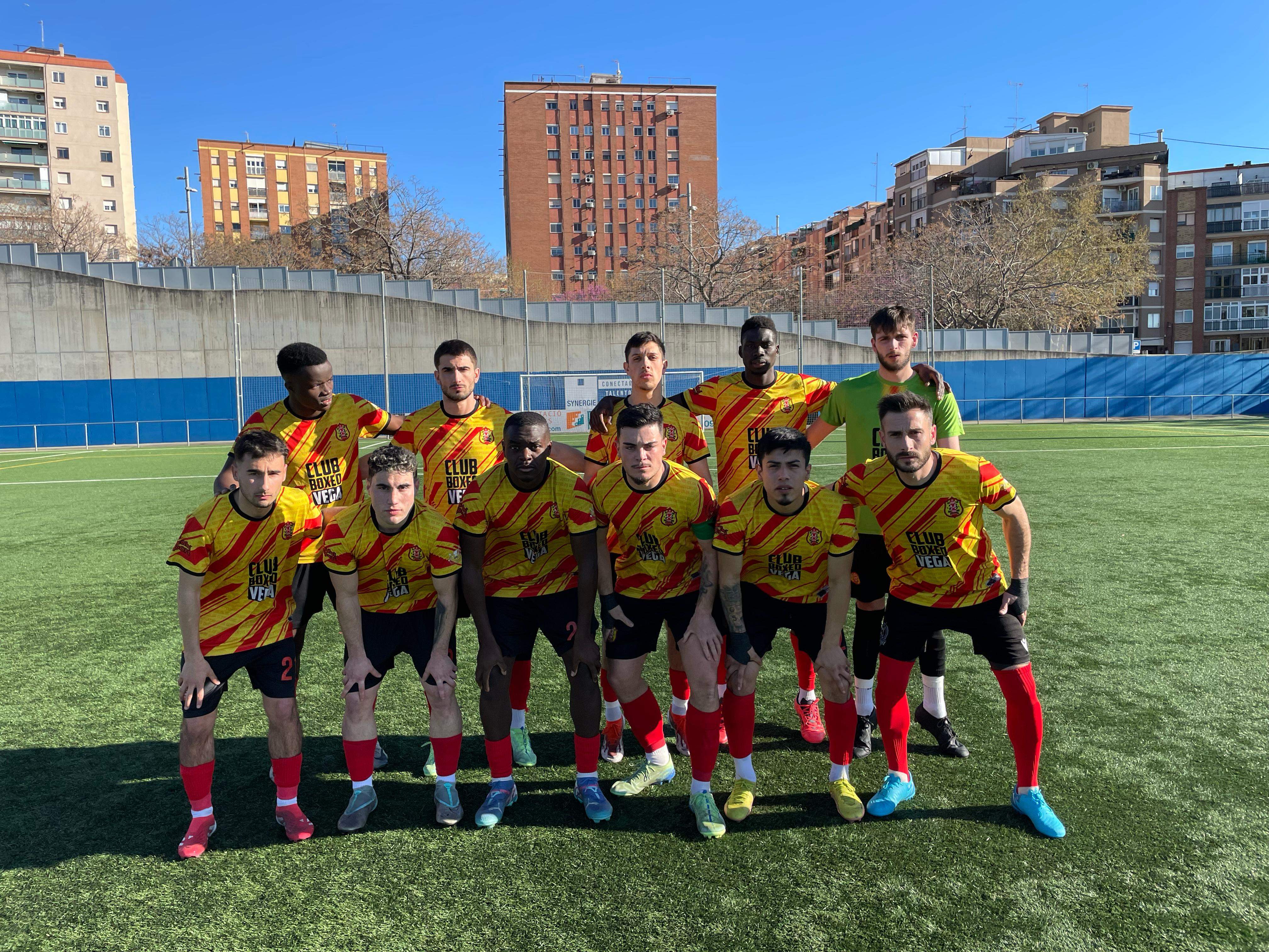 Gran victòria del Veinti a Sant Feliu amb un jugador menys. FOTO: Cedida