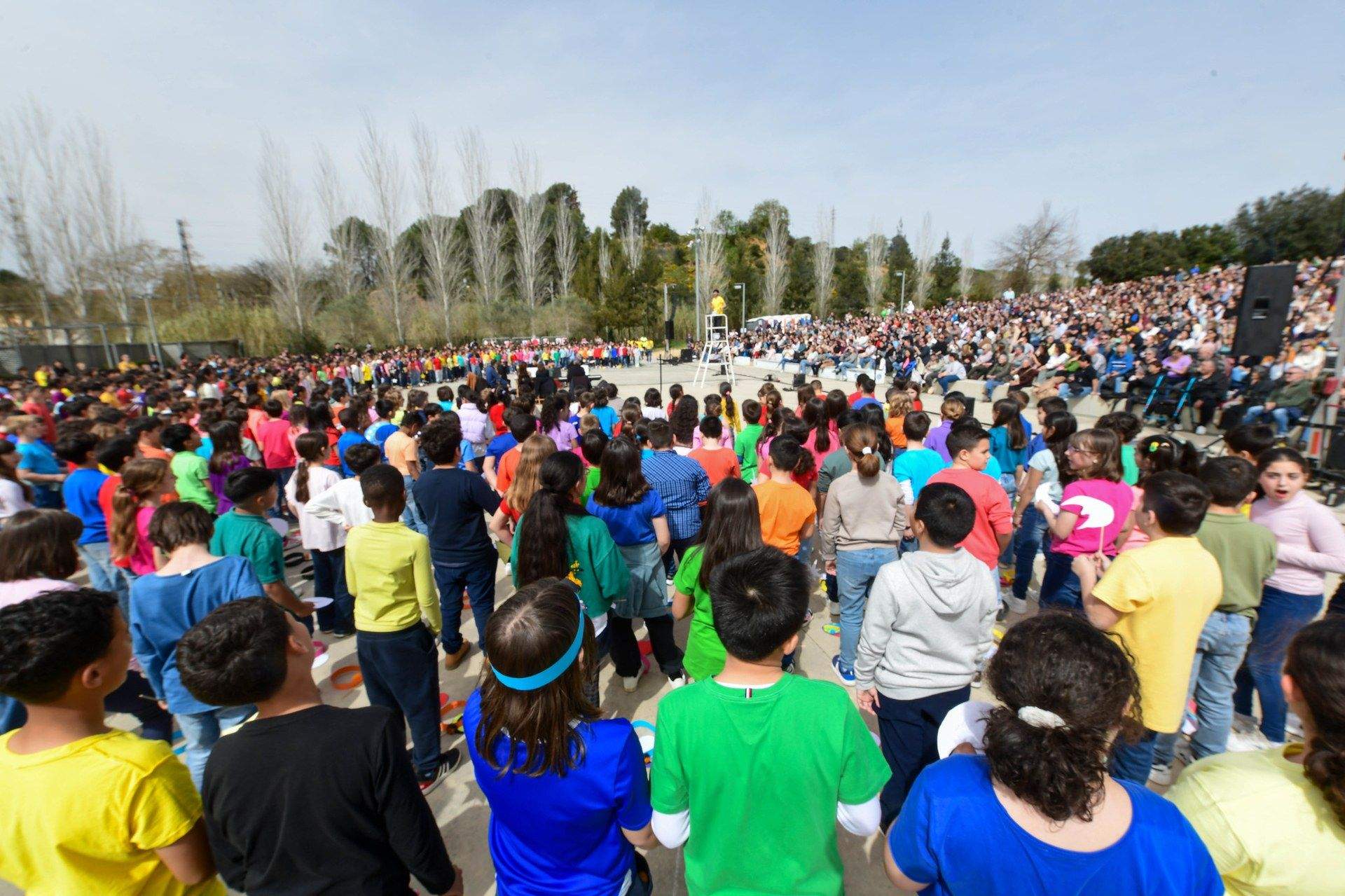 Prop de 900 alumnes de Rubí interpreten ‘Una escola diferent’ en la 12a cantata escolar. FOTO: Ajuntament de Rubí - Localpres