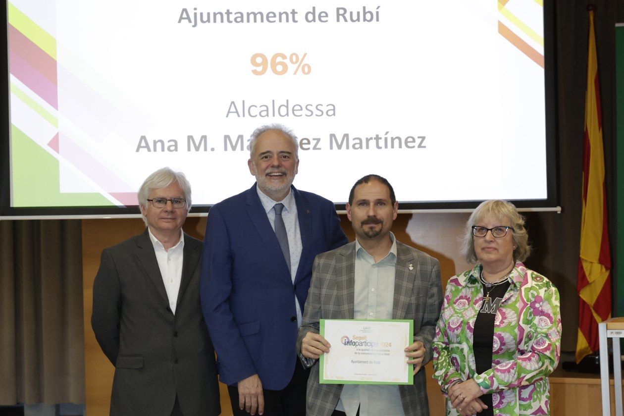 Jordi Arnaiz rep el Segell Infoparticipa en nom de l'Ajuntament de Rubí FOTO: UAB