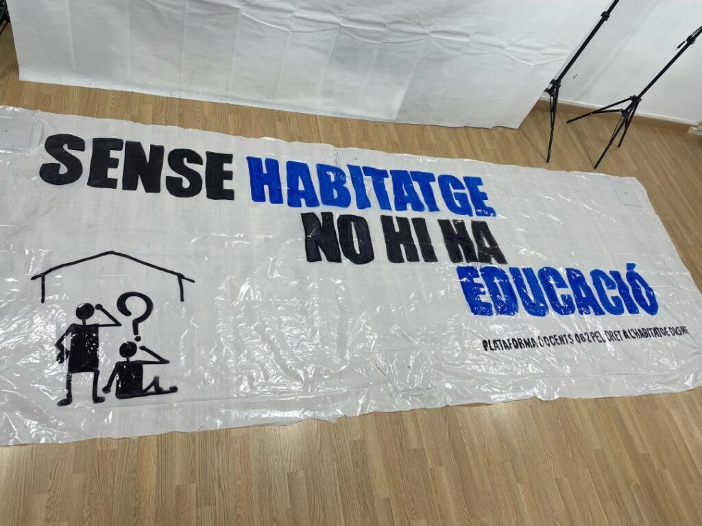 Pancarta de la plataforma Docents 082 per un Habitatge Digne FOTO: IES Duc de Montblanc