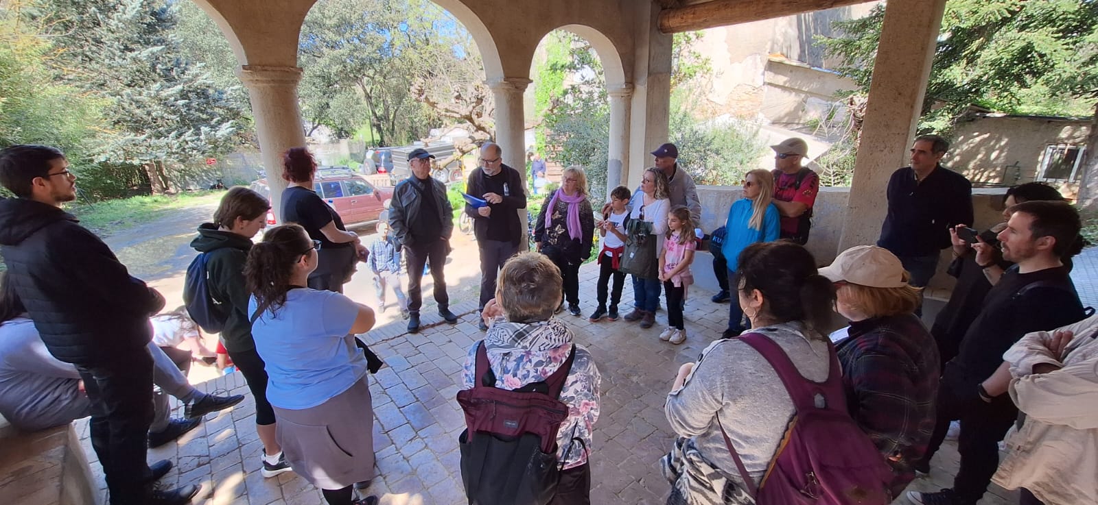 Una trentena de persones visiten l'ermita de Sant Muç. FOTO: Cedida