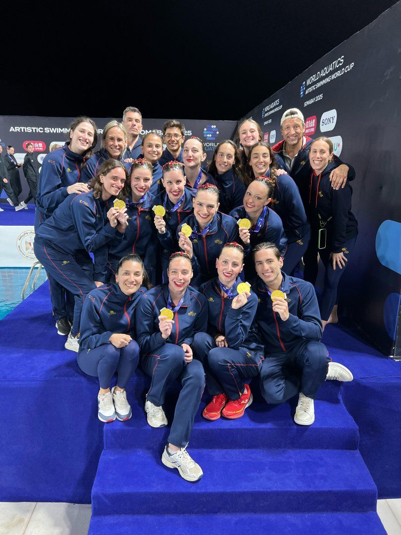 L'equip de natació sincronitzada espanyol, amb Dennis González, fa història a Egipte FOTO: RFEN Aquatics