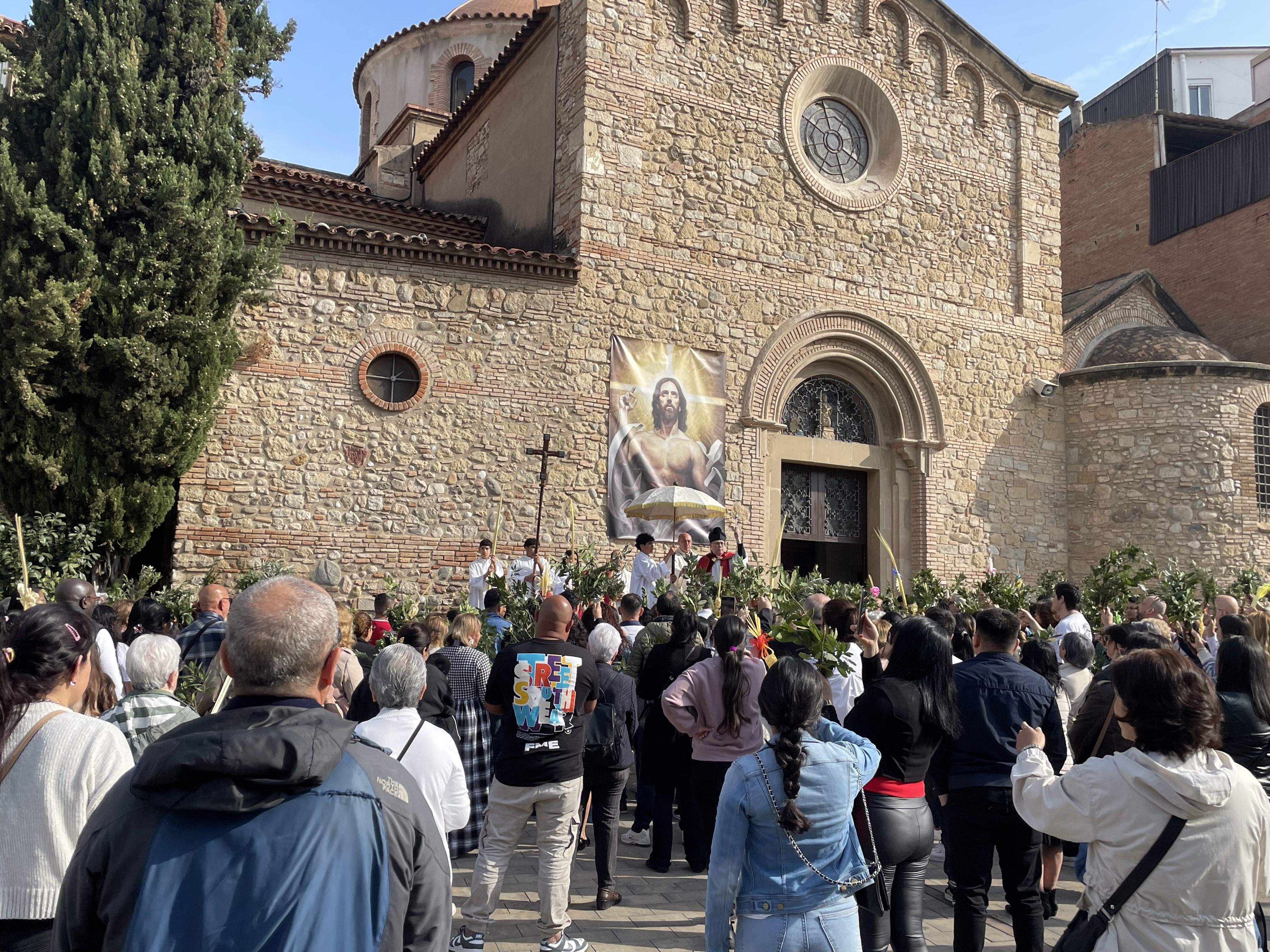 Mossèn Joaquim beneeix palmes, palmons i branques de llorer i olivera el Diumenge de Rams FOTO: Marta Casas